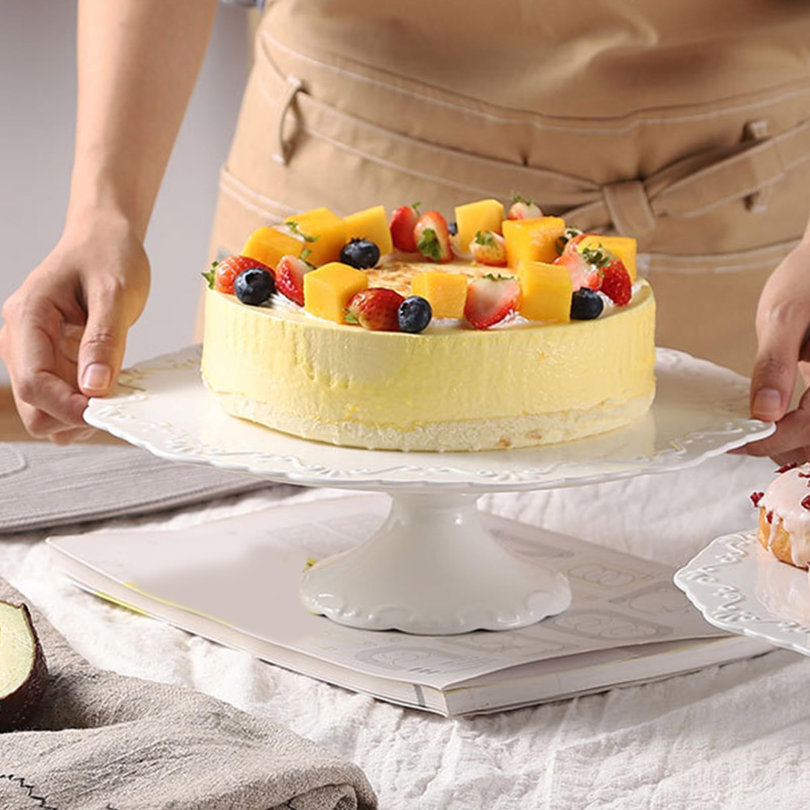 Alzata per Torta in Ceramica Prodotta per cuochi e Uso Domestico, caratterizzata da Arte Floreale in Rilievo, Ceramica Sana da Molto