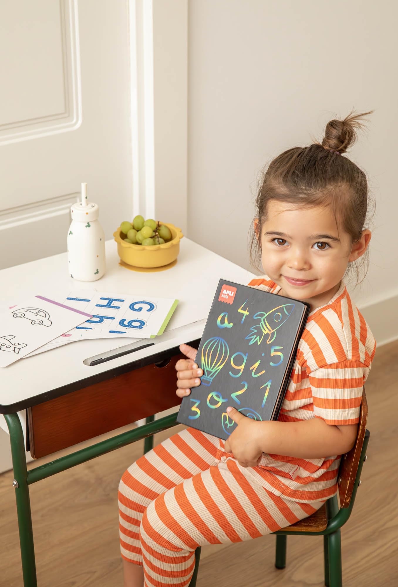 APLI Kids 20142 Draw and Learn LCD-Tafel mit Graphomotorik-Schablonen