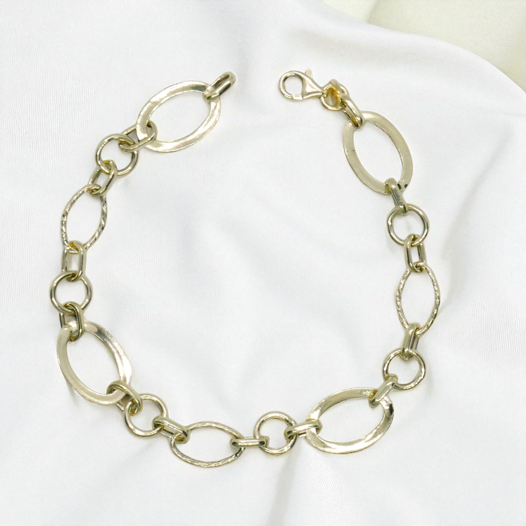 Never Say Never Pulsera para mujer de oro amarillo mate y brillo de 18k con cadena de eslabones ovalados y detalle de greca, 1.10 cm de ancha, largo 19.00 cm. 2.80 gr de oro de 18k.