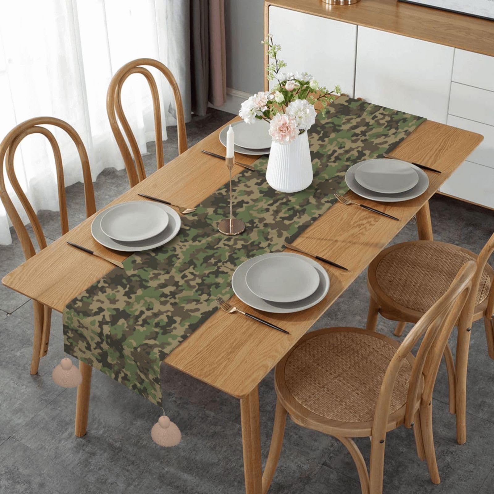 Chemin de table camouflage 152 cm avec pompons finitions haut de gamme de séjour