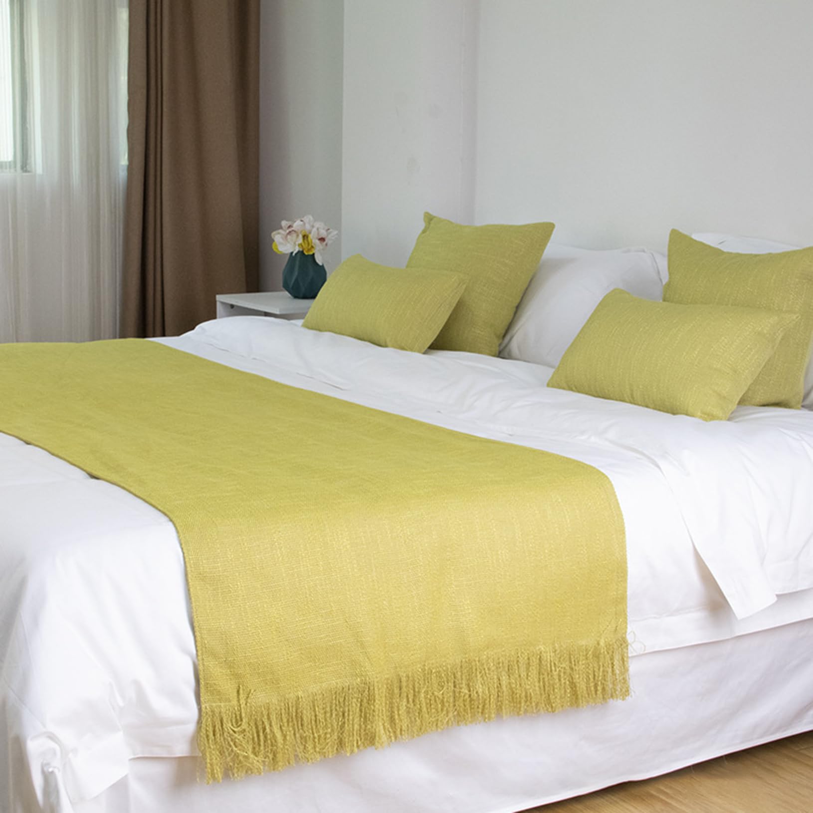 Camino de cama de lino con borlas para proteger las mantas y colchas de manchas en el hotel