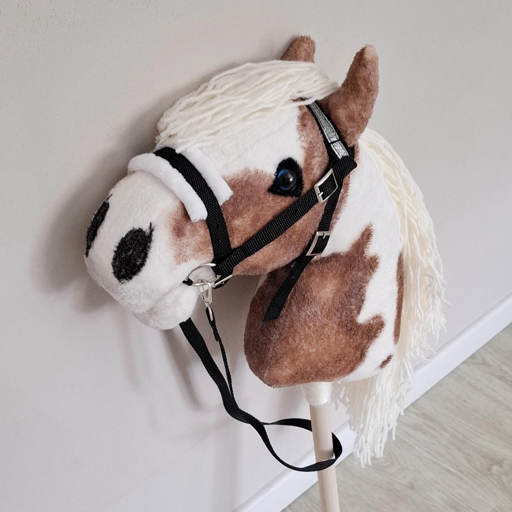 Generisch Hobby Horse Pferd Pinto | Paint Steckenpferd Großes A3 | Abnehmbare Trense & Lange Mähne | Stockpferd mit Zubehör