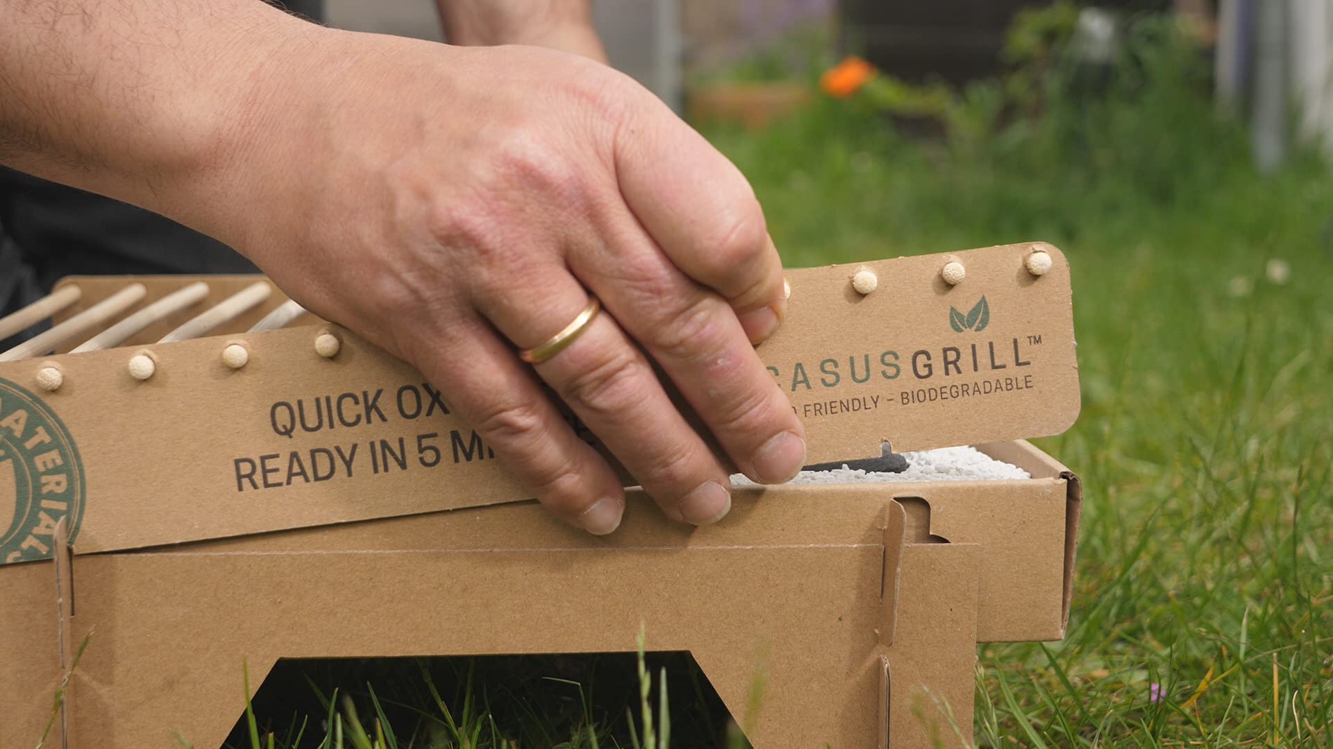 Casus Grill – jednorazowy grill – przenośny grill gotowy w 5 minut – naturalne i biodegradowalne materiały