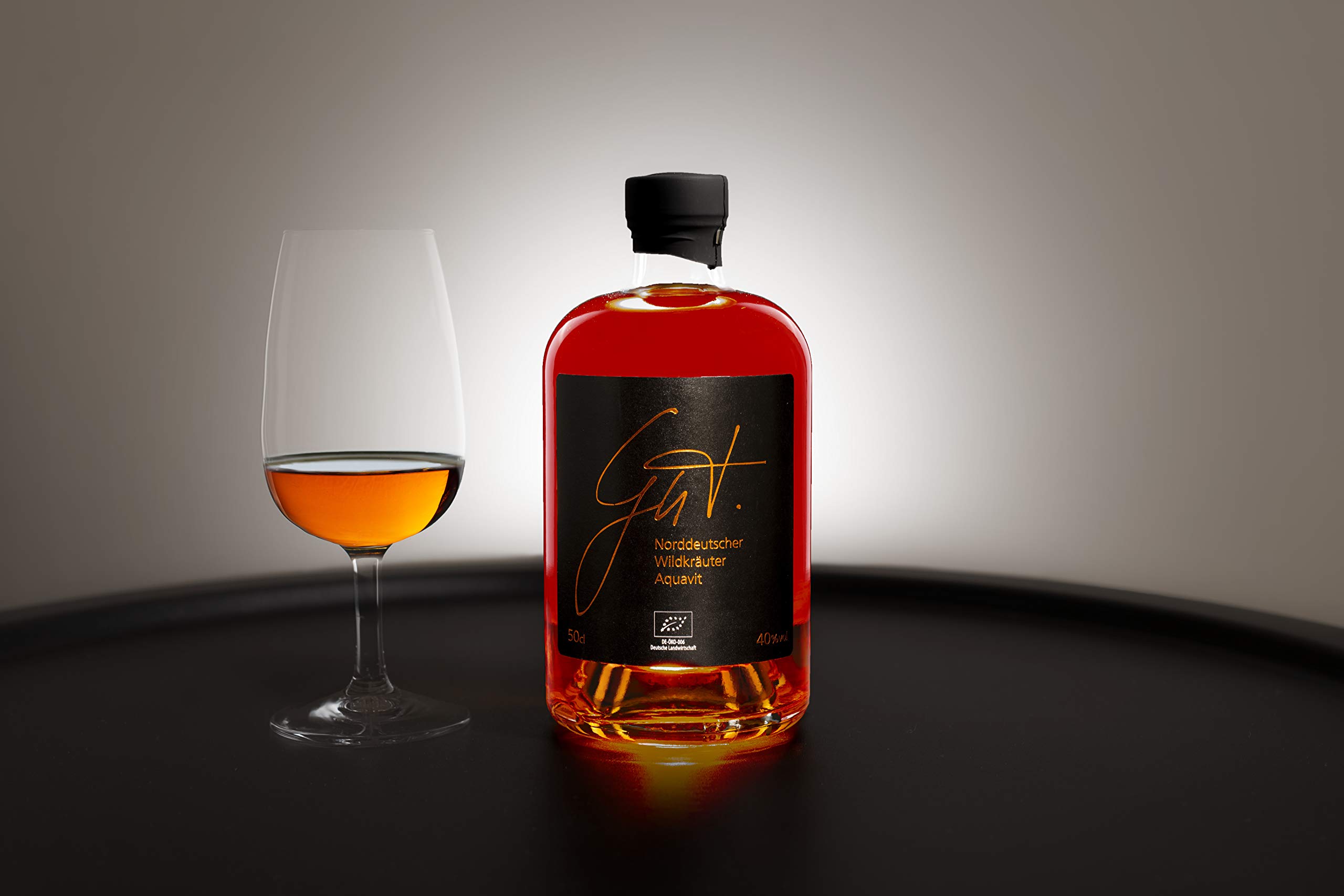 GUT Aquavit | 1 x 0.5 l | Feingeisterei | Kupferfarbig | Manufaktur Aquavit