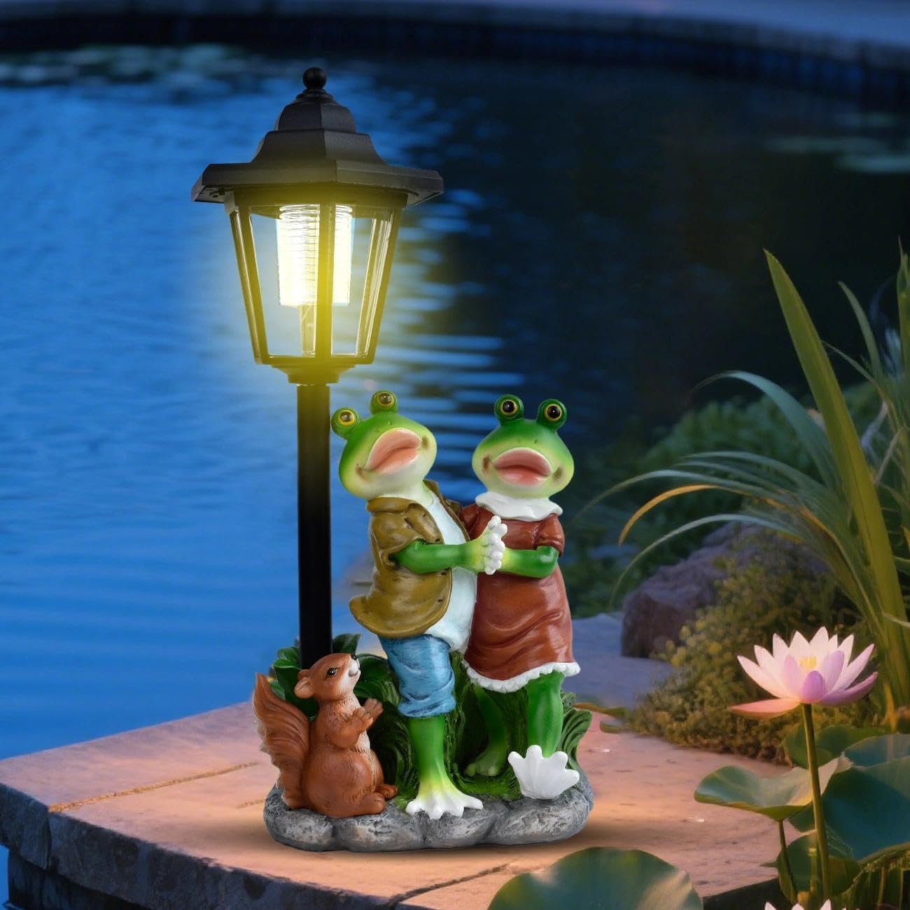 Solar Garden Outdoor Squirrel and Frog Couple Dances in Grass with Lights, Outdoor Terrace Decorations for Patio Yard Lawn Walkway Ornaments Gifts for Mom Grandma Birthday