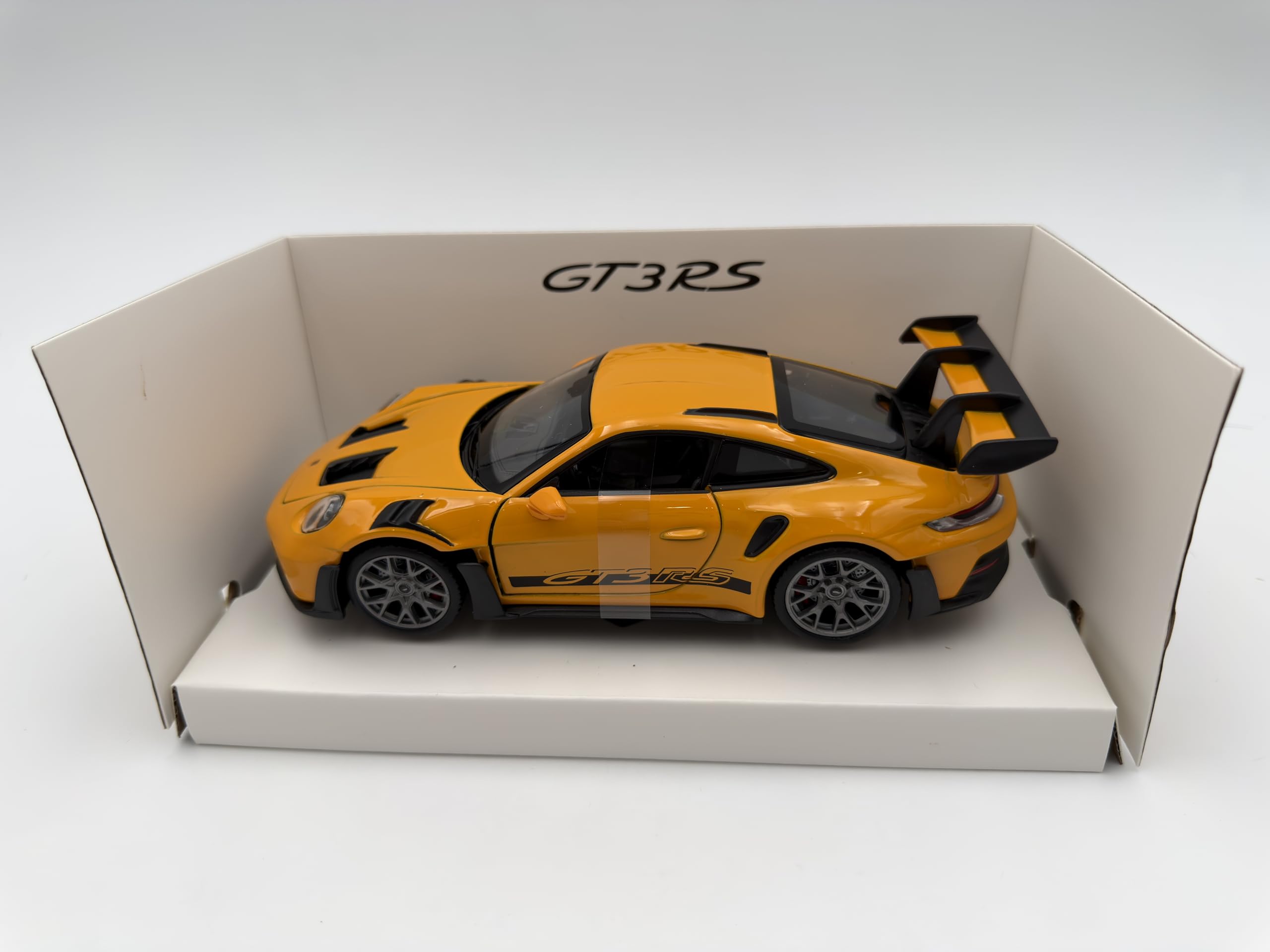 Porsche 911 (992) GT3 RS Modellauto 1:24, gelb - Detailgetreues Sammlermodell I GT Marketing I Miniatur Fahrzeug (Museum Edition)