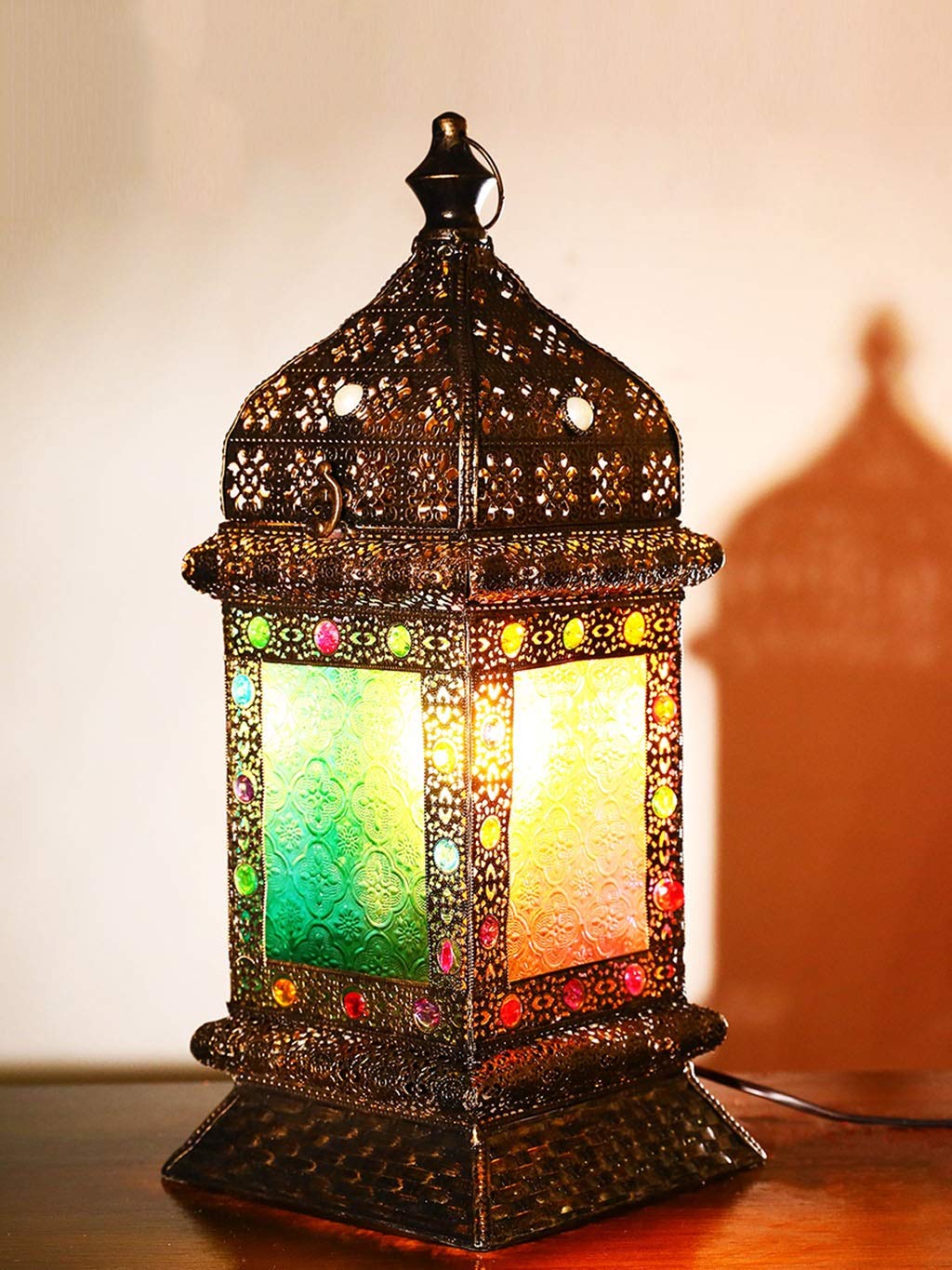 Lampe en fer forgé Asie du Sud-Est pour ambiance feutrée de salon