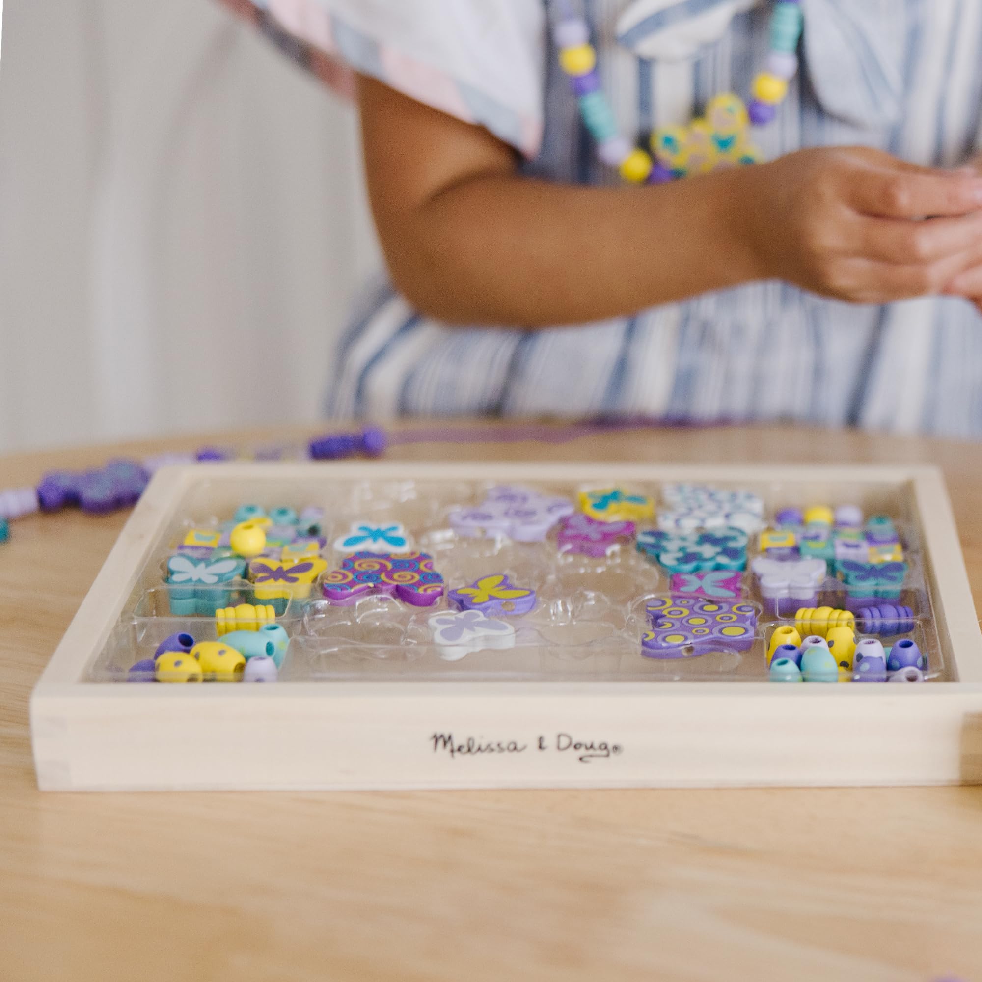 Melissa & Doug - Holzperlen-Set Schmetterlinge, 120 Perlen, Für das Designen von Armbändern und Schmuck, Für Kinder ab 4 Jahren