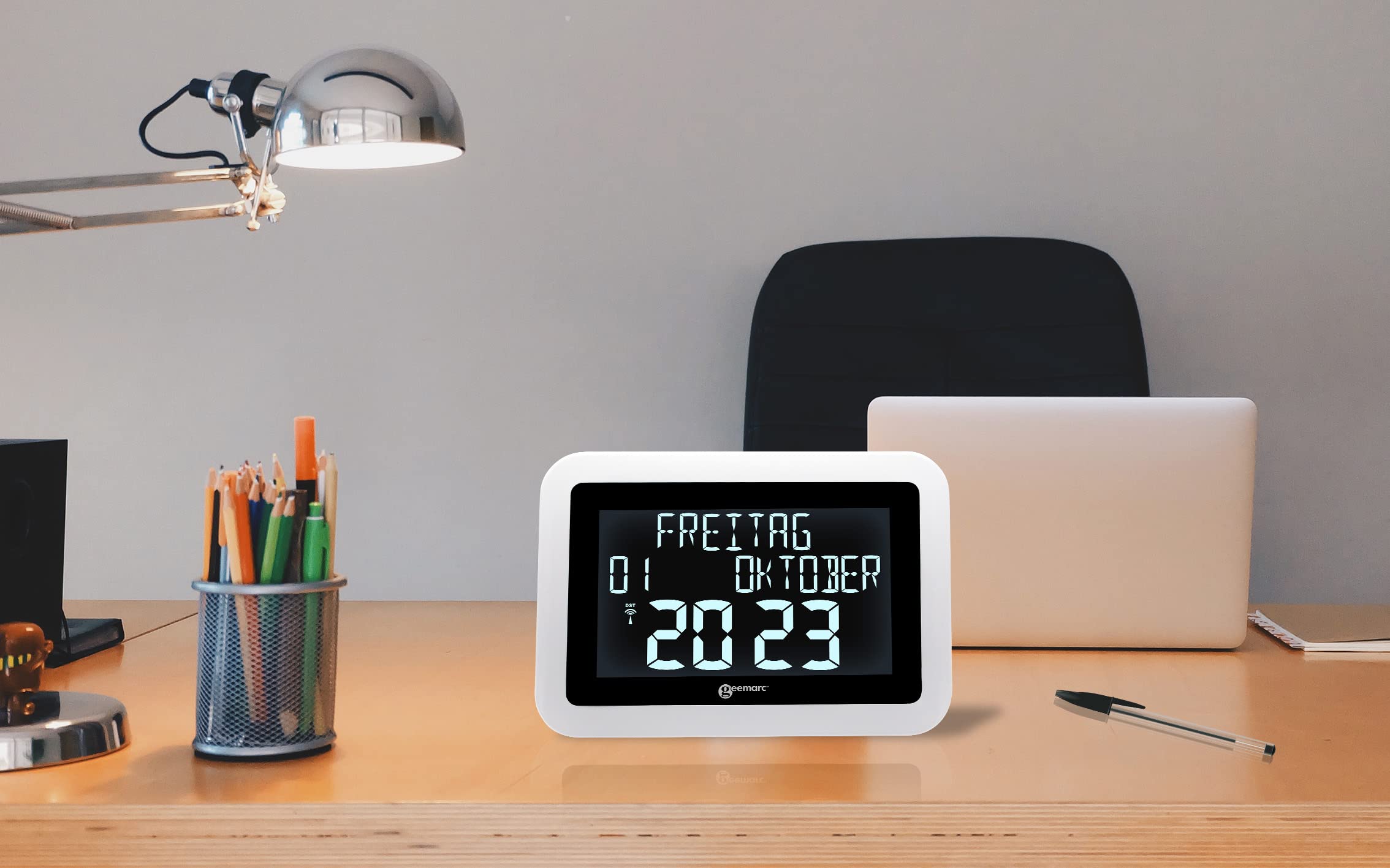Orologio Calendario Retroilluminato con Caratteri Grandi - Geemarc Viso15 Visualizza Automaticamente l'Ora Esatta - Perfetto per gli Anziani - Alimentazione a Rete - Versione IT