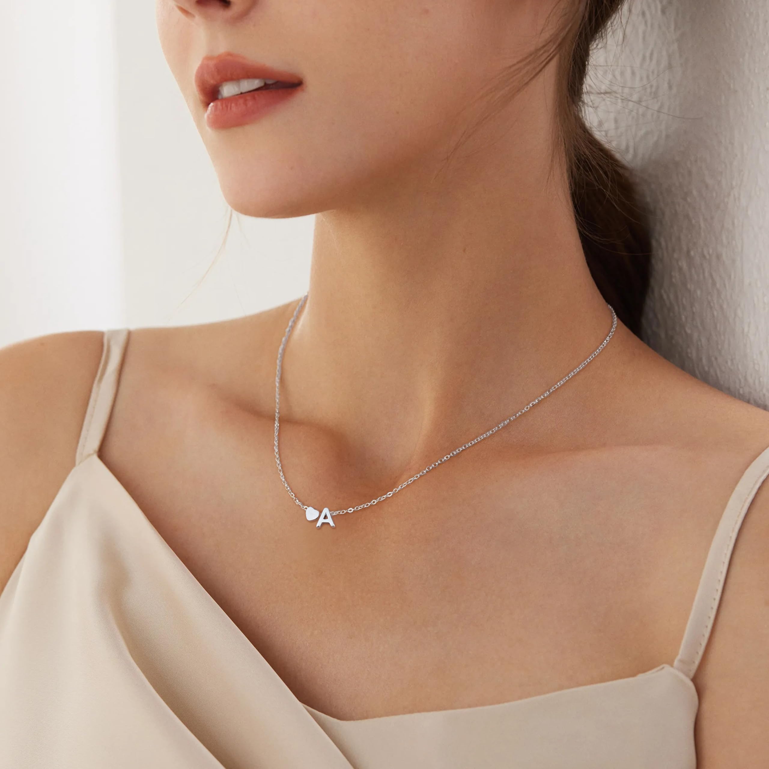 LOLIAS Collar Inicial Corazón para Mujer - Letra y Nombre en Plata - Colgante Pequeño Personalizado de Acero Inoxidable - Regalos para Mujeres y Niñas
