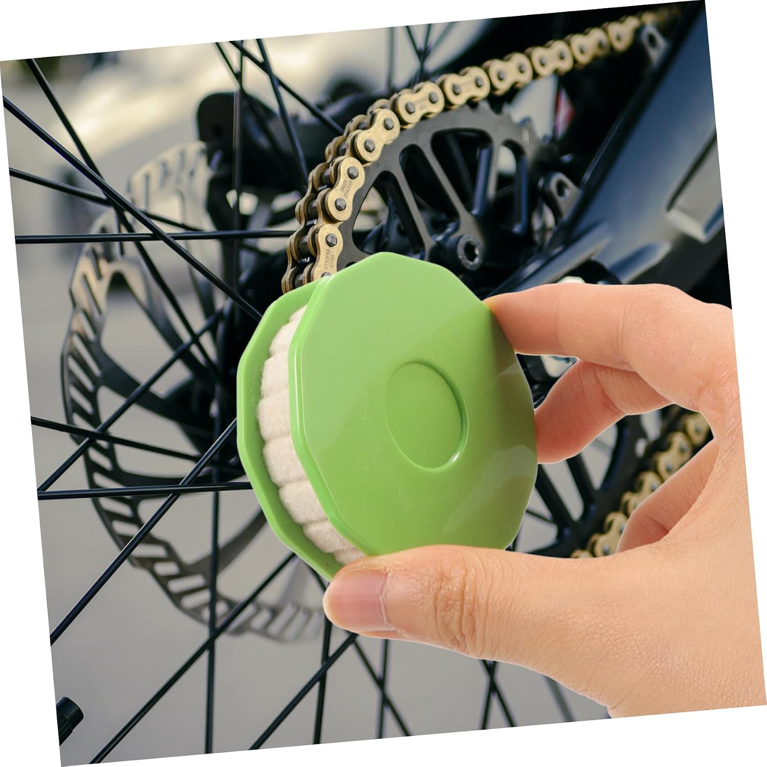 2pcs Bike Chain Lubrication Tool Bike Roller Squirt Chain Lube Easy to Use Lubricator for Cycling Maintenance