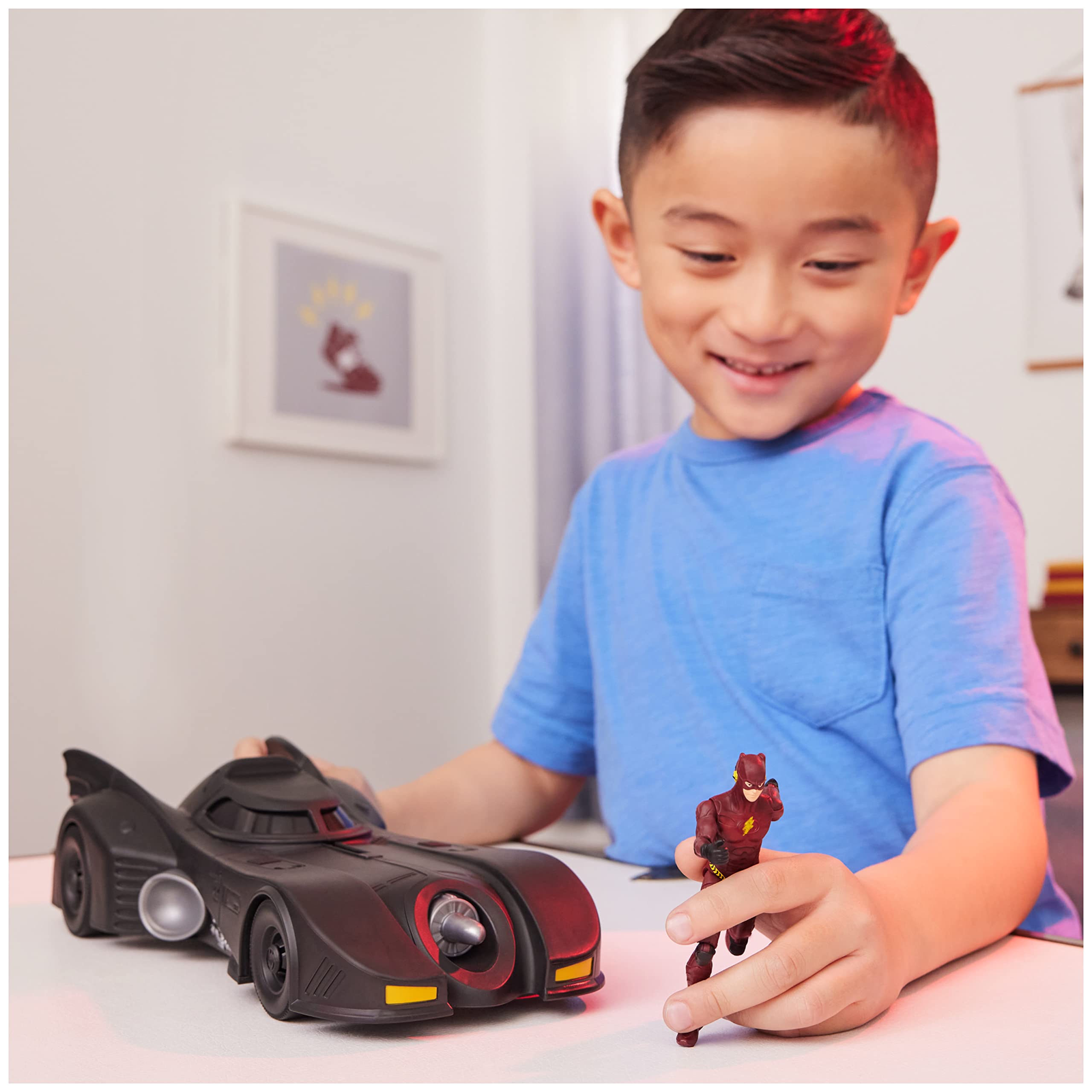 DC Comics, paquete de 3 artículos de The Flash, incluye a The Flash Young Barry, Batman y el Batmóvil, figuras de acción de 10 cm, coleccionable de la película