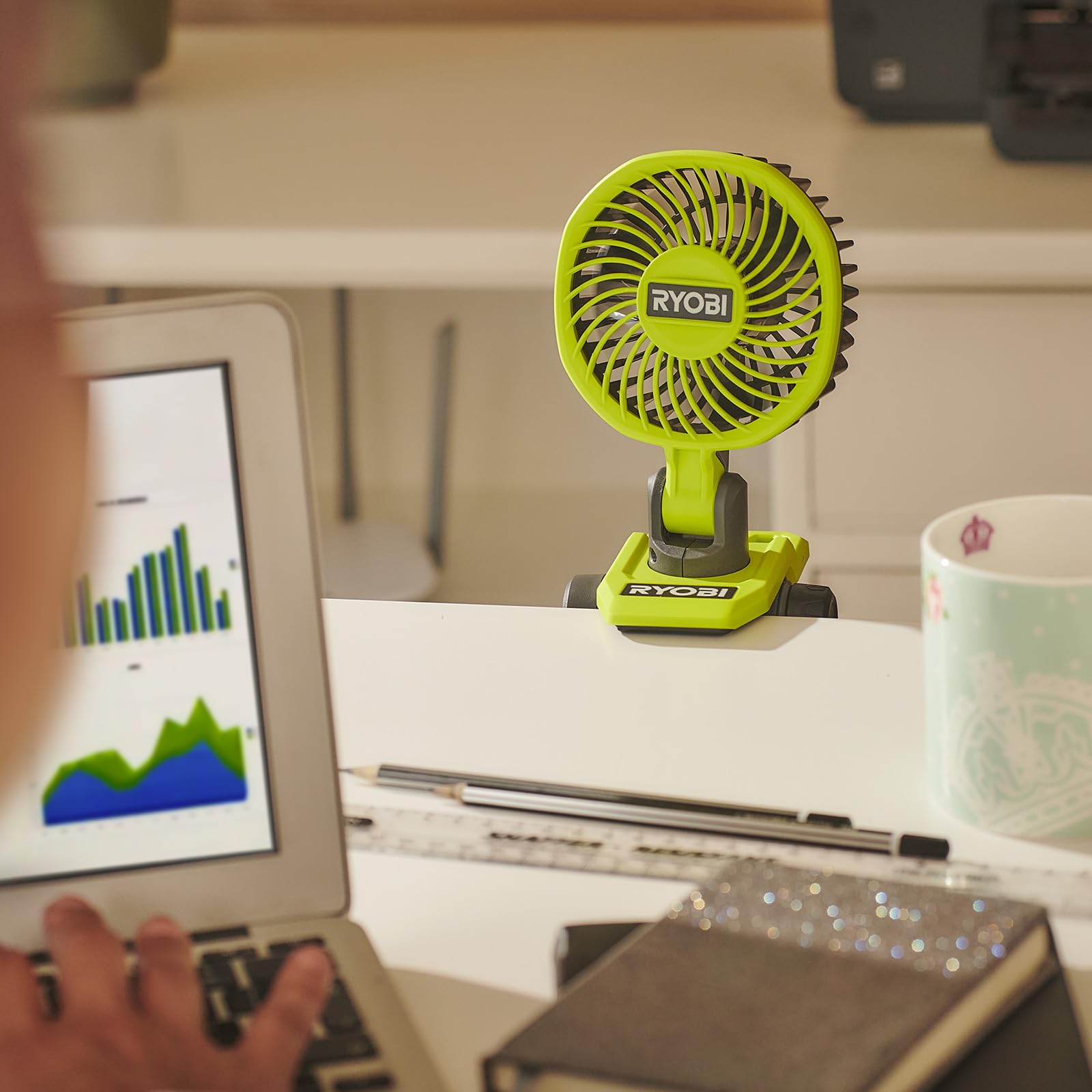 RYOBI RCF4-120G, Ventilatore Portatile a Pinza, Girevole a 180° e Rotante a 360°, Silenzioso, per Superfici Fino a 32mm, Ø 9cm, 1 Batteria da 2,0Ah Inclusa Ricaricabile con USB-C