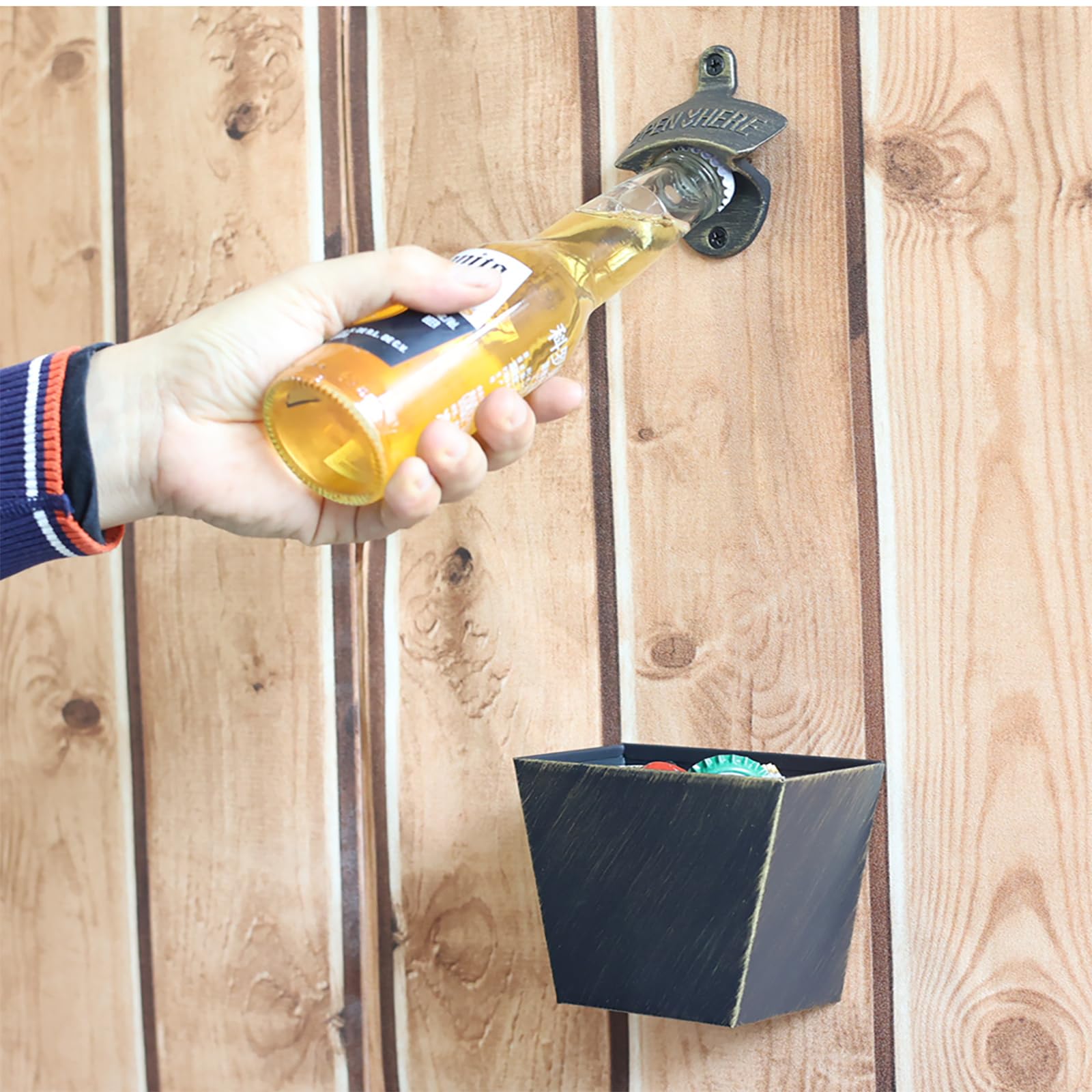 Abridor de botellas de cerveza de acero inoxidable de bronce antiguo montado en la pared con aberturas de drenaje para atrapa tapas al aire libre (paquete de 2)