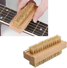 Limpador de escova de guitarra, ferramenta de limpeza de baixo dupla face com bordo, limpador de cordas para instrumentos de guitarra e baixo folclóricos, design portátil compacto