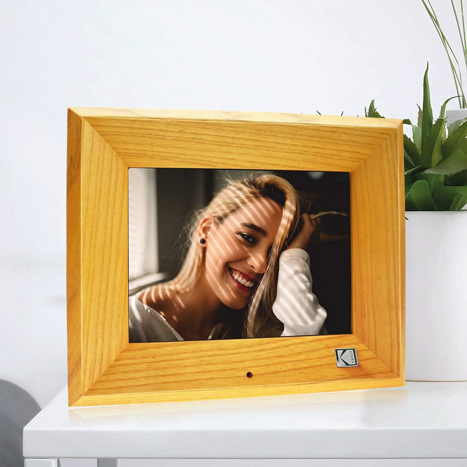 🛒 Crazy Deals Kodak 8 Inch Wood Digital Picture Frame, 8GB Storage with Remote Control, Auto Slideshow Using USB & SD - Wood