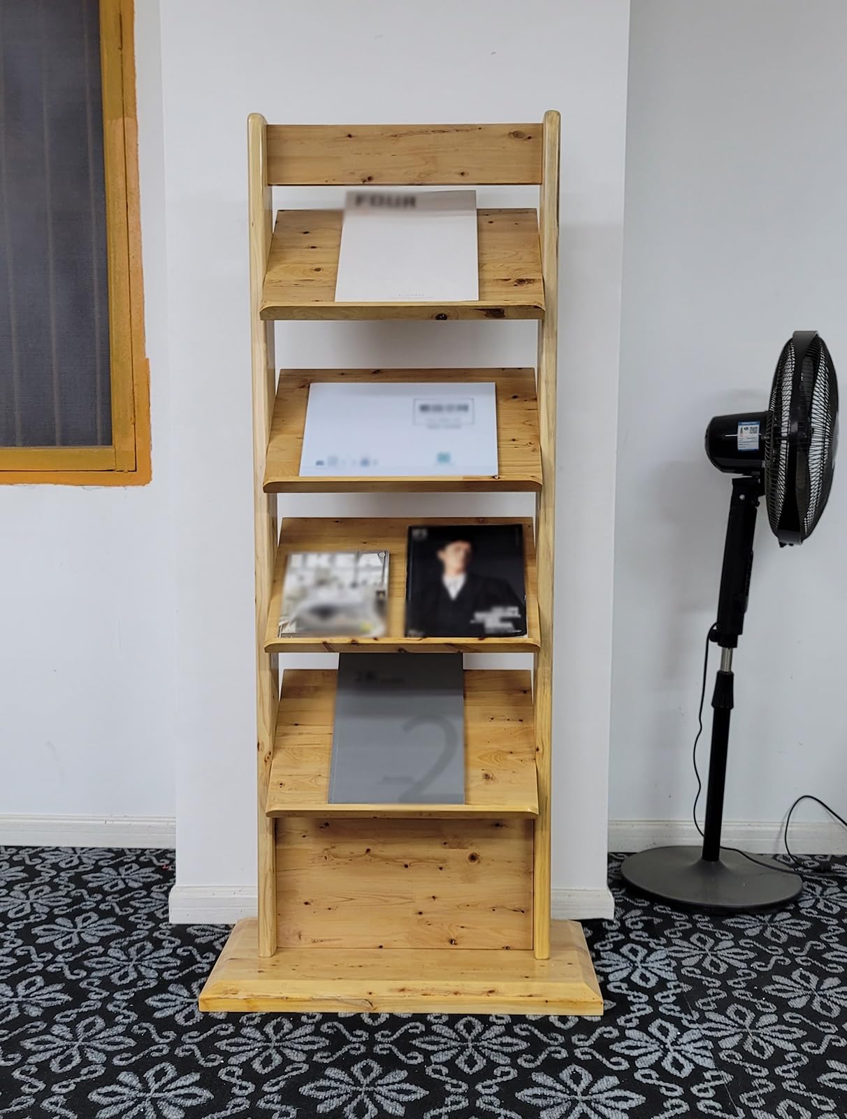 Expositor de folletos comerciales - Estante de madera para datos de 4 capas para áreas de recepción pública - Organizador de folletos para oficinas/salas de espera/ferias comerciales (grande - 155 x