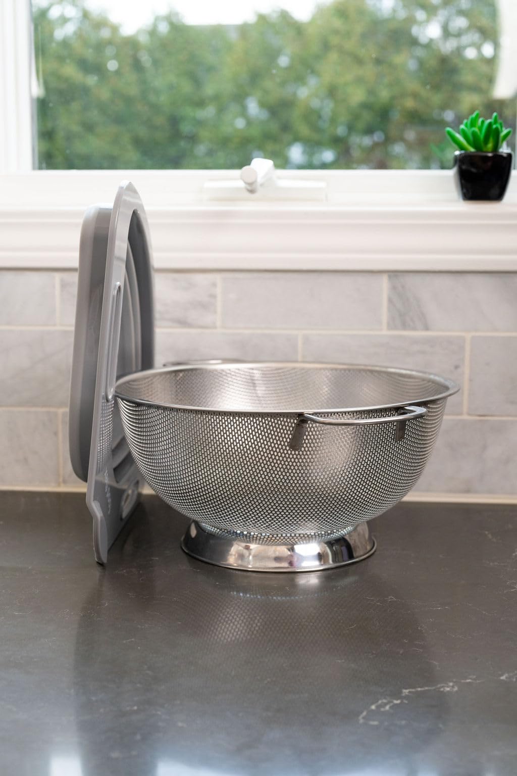 Cesta coladora plegable para fregadero, colador de esquina que ahorra espacio para frutas, verduras y pasta, diseño plegable para almacenamiento de cocina, 3.5 cuartos de galón (gris) 4