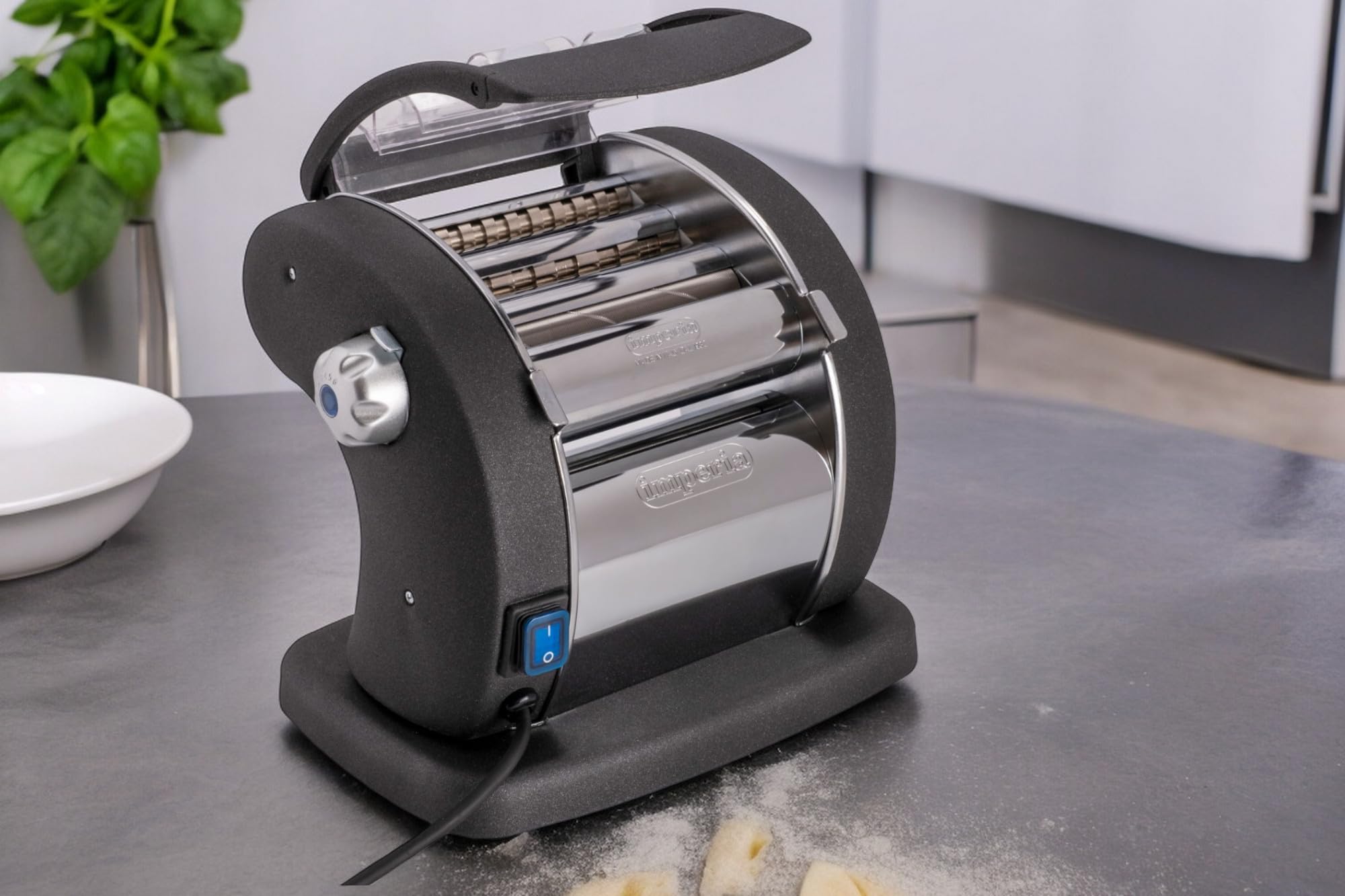 Imperia Pastapresto Gourmet Linie. Elektrische Nudelmaschine Made in Italy. Frischpastamaschine aus Stahl mit 220V-Elektromotor. Elektrische Teigmaschine für Lasagne, Tagliolini, Fettuccine.