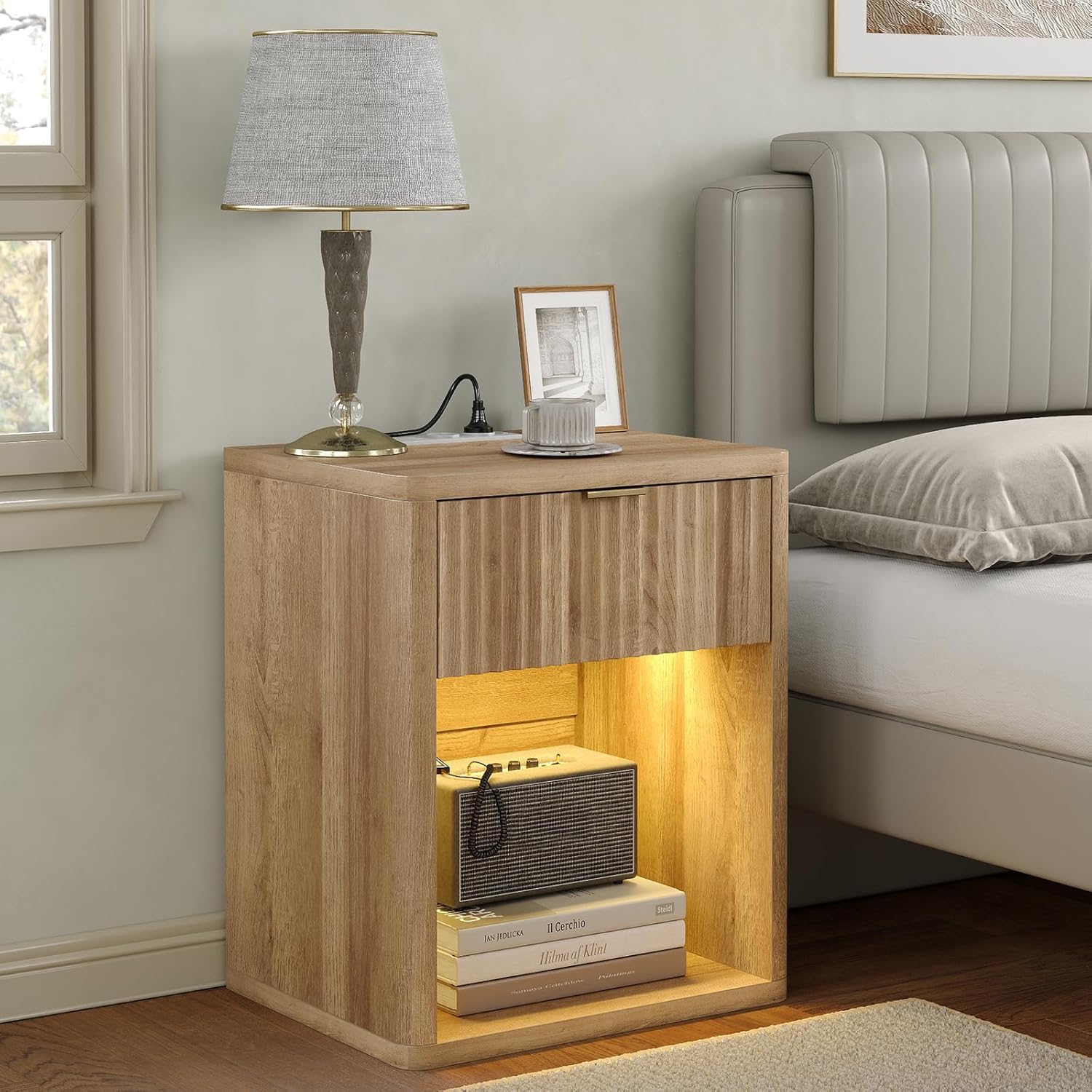 FUSOU Mesa de noche con iluminación LED y enchufes/USB, mesa de noche estrecha con cajón, armario alto con gran espacio de almacenamiento para espacios pequeños, mesa auxiliar para dormitorio