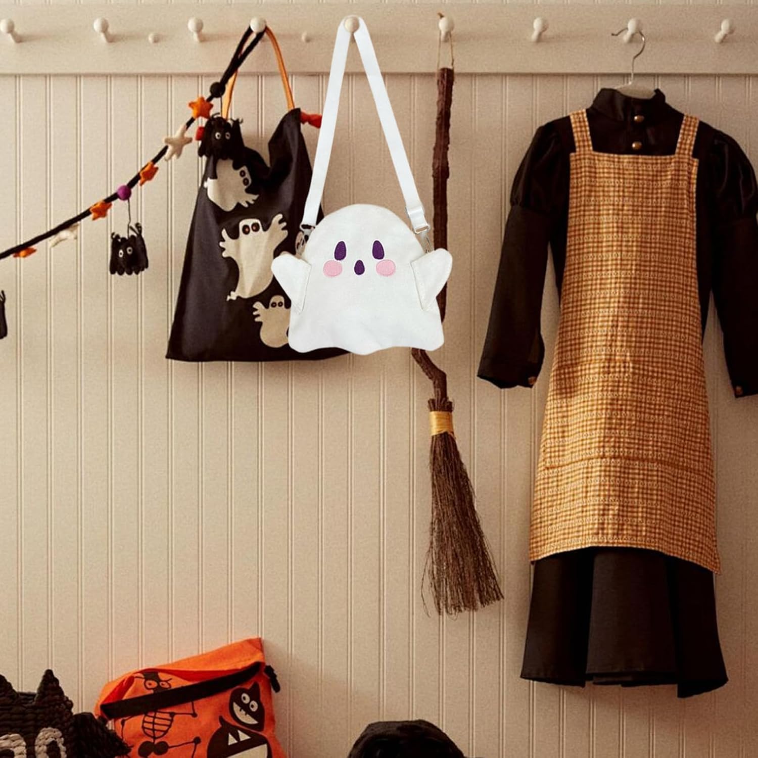 Gcroet Halloween Ghost Purse Funny Cute Ghost Plush Bag Soft Fluffy Bag with Adjustable Strap Zipper Halloween Purse for Women Girls..