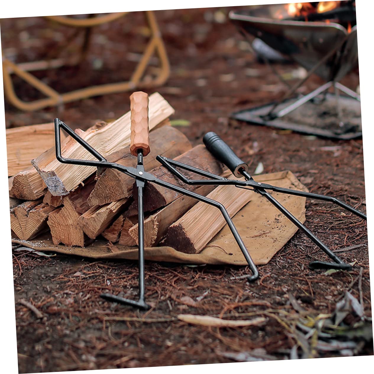 Pinza de Carbón para Chimenea de Camping con Mango de Madera Negra | Hierro Resistente, Agarre de Precisión para Manipular Brasas, 1 Pieza para Hotel y Fogata Exterior