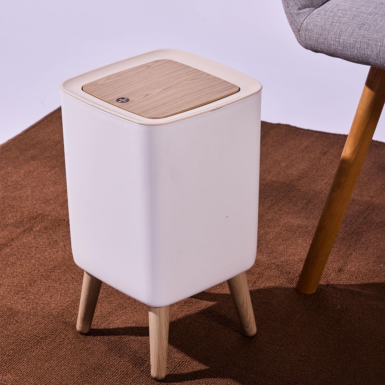 JETAINE Mini pattumiera con coperchio, cestino della spazzatura da 10 litri, alto quadrato, moderno, bianco, con gambe in legno, rifiuti in plastica per cucina, bagno, camera da letto, soggiorno