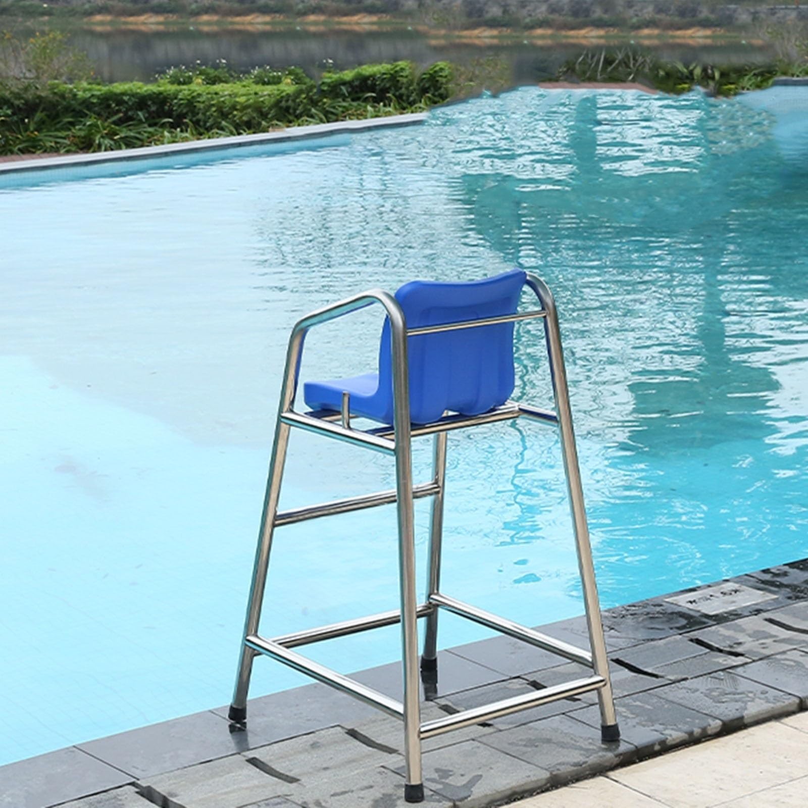 Chaise de sauvetage amovible avec échelle pour une surveillance de bassin optimale