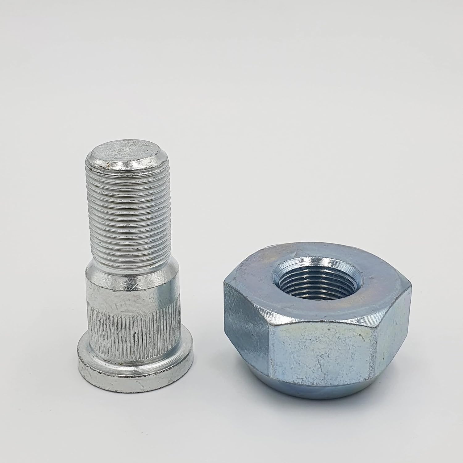 4X Wheel Nut + Stud Front 2 Right + 2 Left for Isuzu NPR NQR NPR-HD NRR 98-25