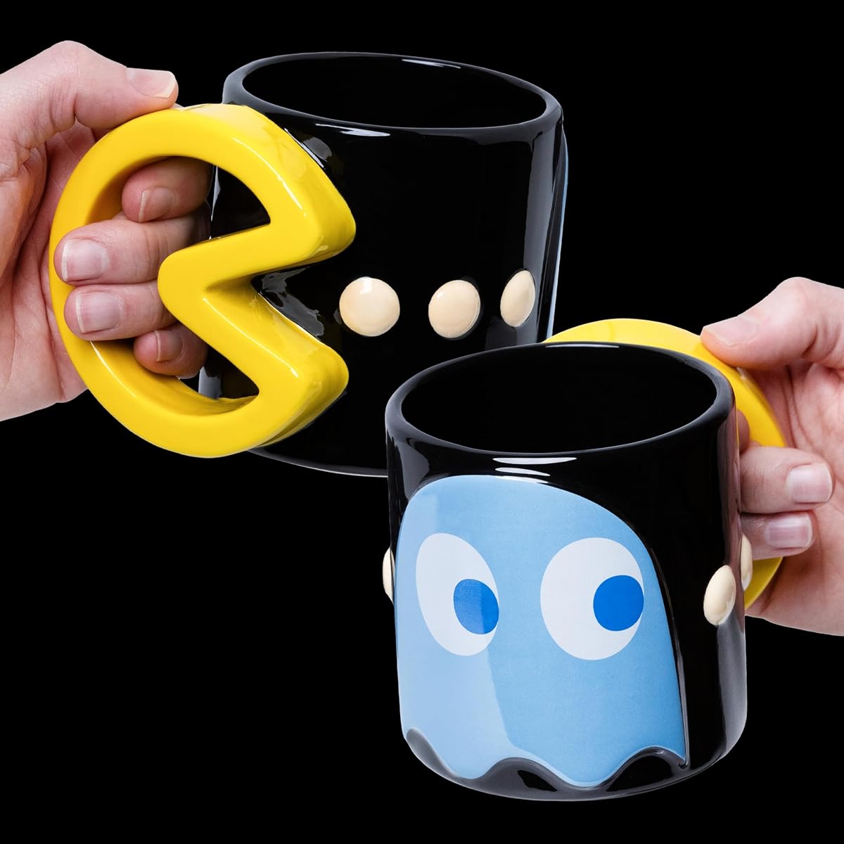 Taza de cerámica con licencia oficial PAC-Man de Paladone - Taza de café retro para juegos de 600 ml (20 fl oz) con un regalo para jugadores con tinta para todas las edades | Taza de cerámica de 600 ml con asa PAC-MAN • Incluye ilustraciones con tinta • Gran regalo y coleccionable para juegos retro