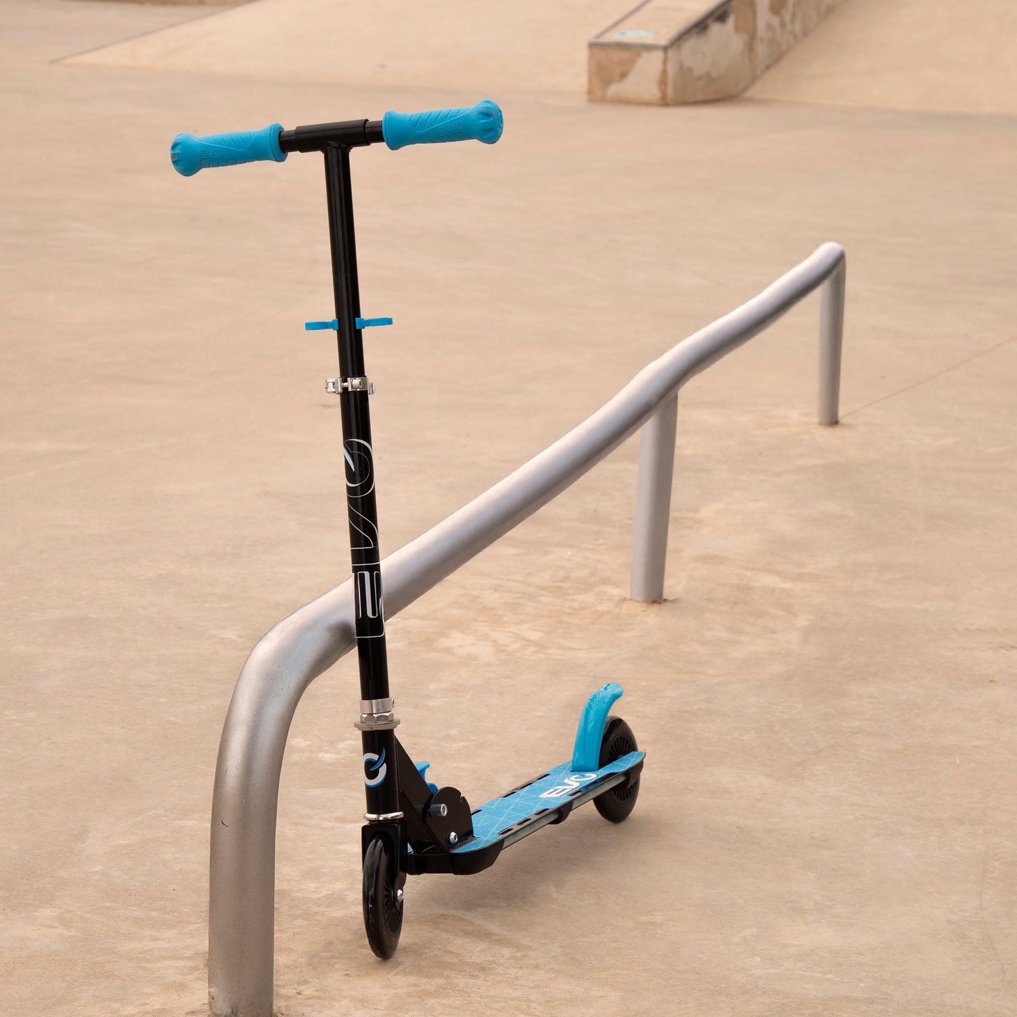 ColorBaby EVO Patinete Infantil 2 Ruedas, Negro, Altura 81-91 cm, Plegable, Freno Trasero, Soporte Lateral, Base Antideslizante, Máx. 100 kg, Juguetes niños 8 años, Patinetes Infantiles (54347 ColorBaby EVO Patinete Infantil 2 Ruedas, Negro, Altura 81-91 cm, Plegable, Freno Trasero, Soporte Lateral, Base Antideslizante, Máx. 100 kg, Juguetes niños 8 años, Patinetes Infantiles (54347