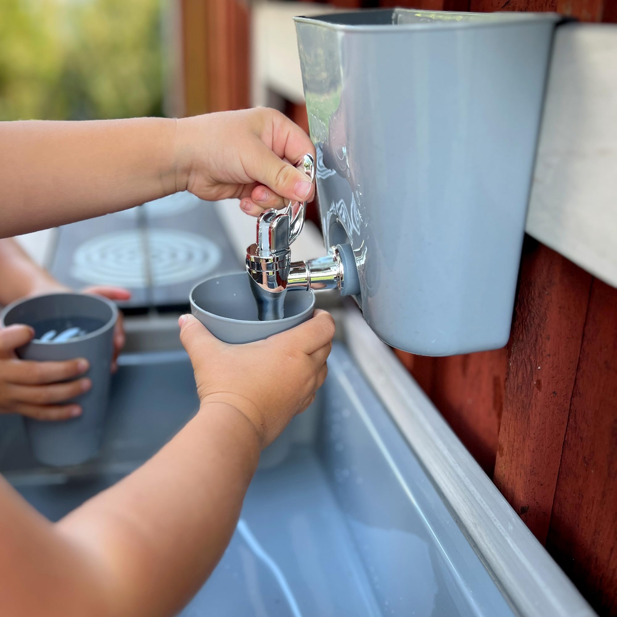 roba Spielhaus Outdoor Kinder ab 18 Monaten - Gartenhaus aus Holz mit Verkaufstheke & Wasserhahn - Kreatives Spielgerät für draußen - Erweiterbar mit Zubehör-Küche & Picknicktisch - Mehrfarbig