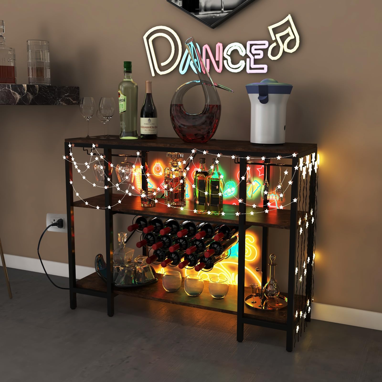 KOMFOTTEU Armario Bar de Vino de 3 Niveles, Botellero con con 2 Puertos USB y 2 Enchufes, Estantería de Almacenamiento para 15 Botellas con Portavasos, para Cocina, Salón, 113 x 35 x 85 cm (Marrón)