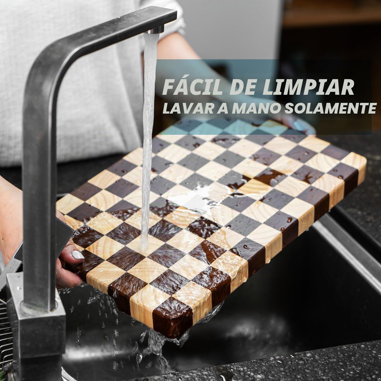 Bill.F - Tabla de cortar de madera, 36 x 24 x 2,5 cm, con patrón de tablero de ajedrez y asas laterales interiores, tabla de cortar ideal para cortar carne, cortar verduras, quesos y pan