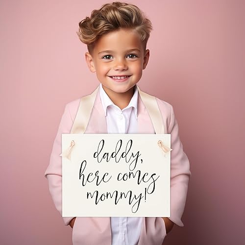 Miniatura 2 de Cartel de boda con portador de anillos y pancarta de ceremonia de niña de las flores clásico (Daddy Here Comes Mommy)