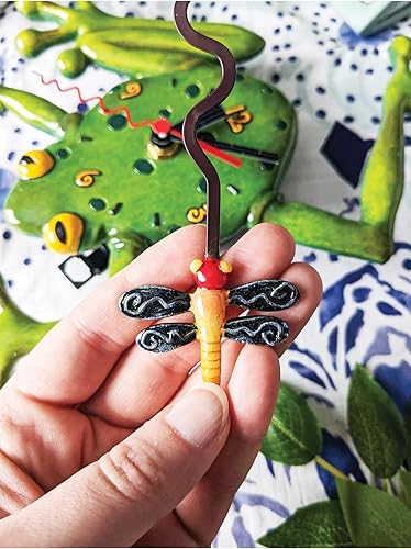 Miniatura 3 de Allen Designs Enesco Frog Catching a Dragonfly - Reloj de pared con péndulo esculpido, 14 pulgadas, color verde