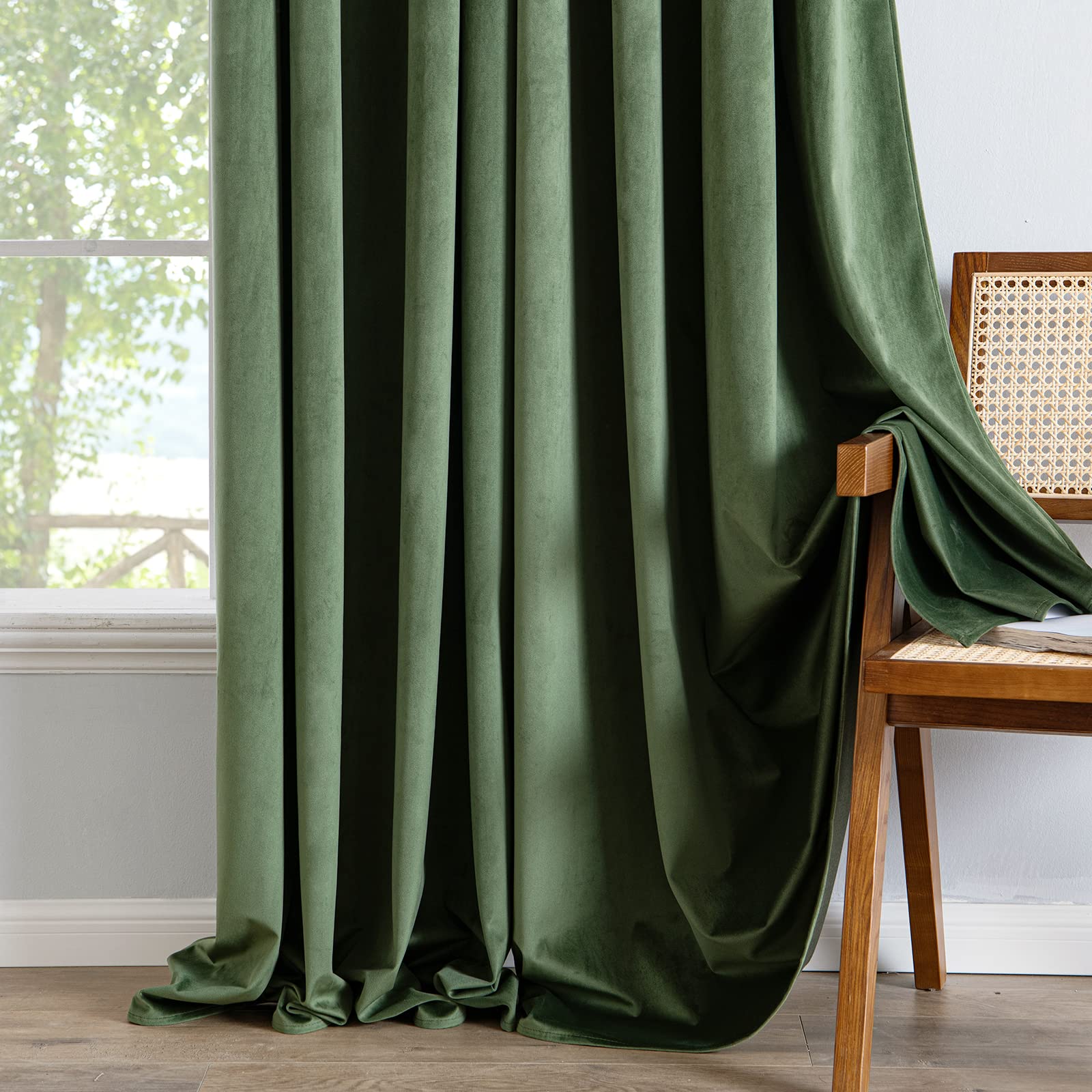 EMEMA 2 Panneaux Doux Velours Rideau Occultant Thermiques Réglage de la Température Rideaux à Oeillets pour Chambre Salon Élégant Décoration 140 x 280 cm Matcha