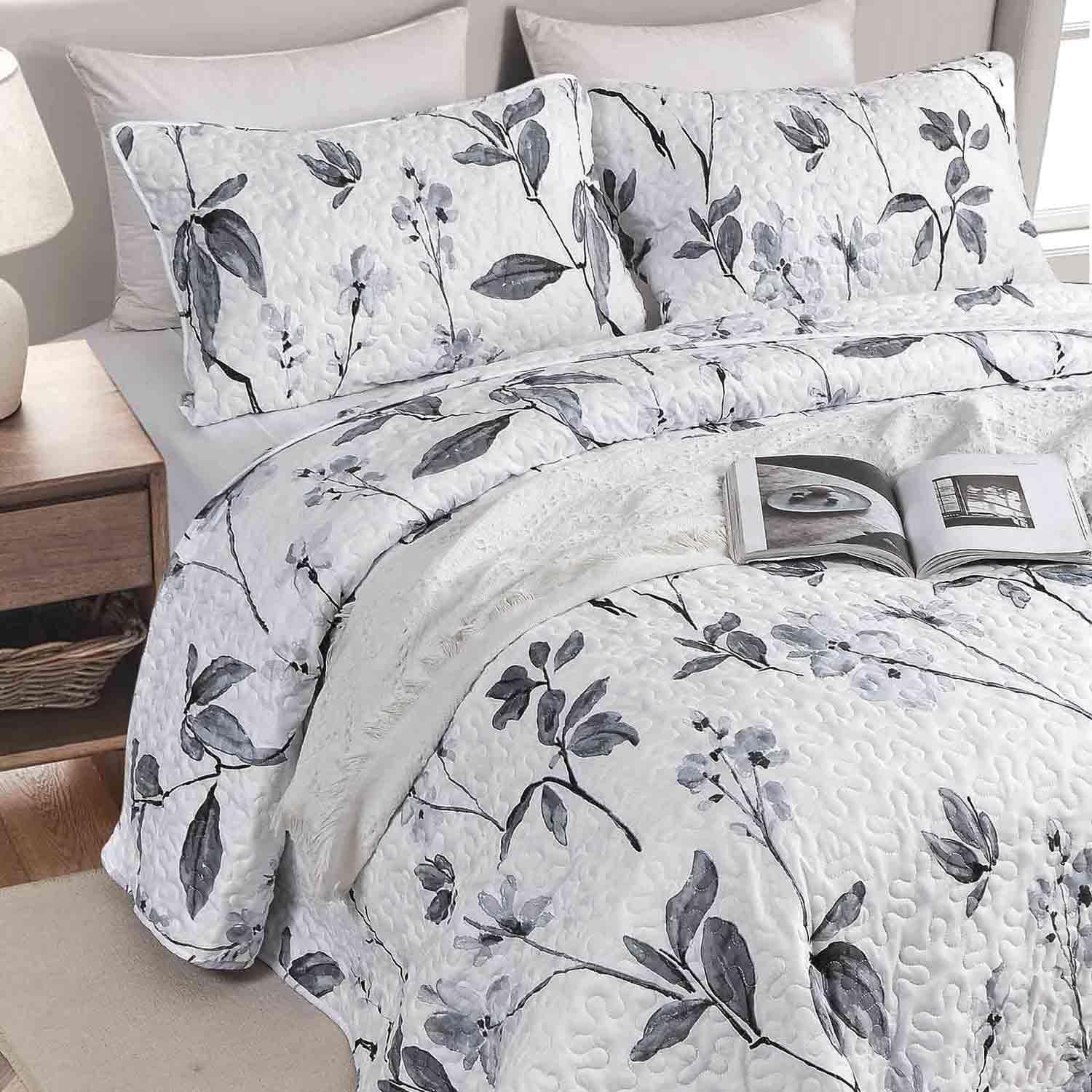 Nanko Quilt Set Queen Full Size 3 Pcs, White and Grey Floral Leaf Spring Bedspreads, Soft Lightweight Coverlet Bed Spreads, Farmhouse Thin Quilted Comforter Bedding Set for Women Men Gray Flower 90x90