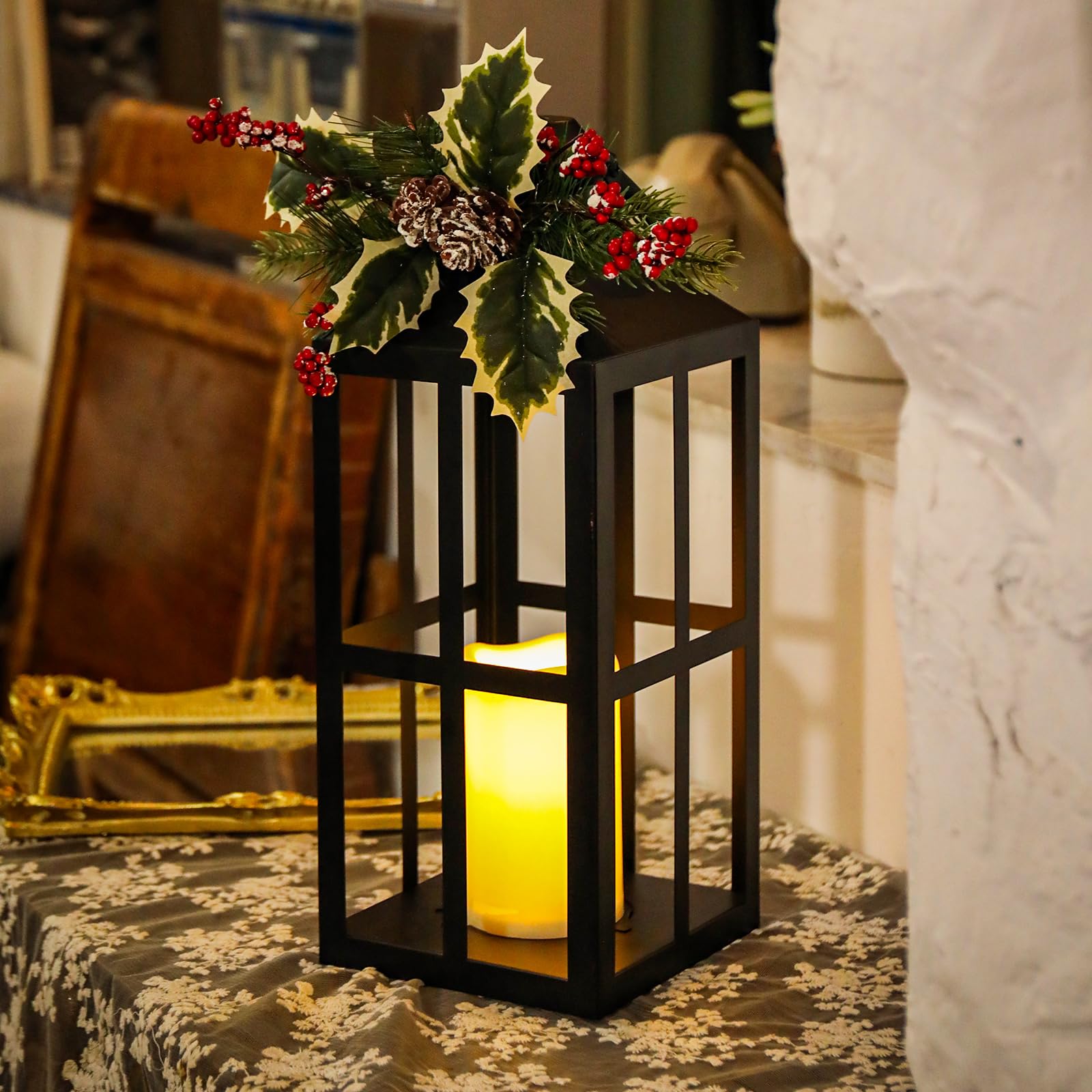 Paquete de 2 faroles de Navidad con vela LED sin llama, piñas y bayas de acebo, decoración de mesa o porche, iluminación navideña que funciona con pilas