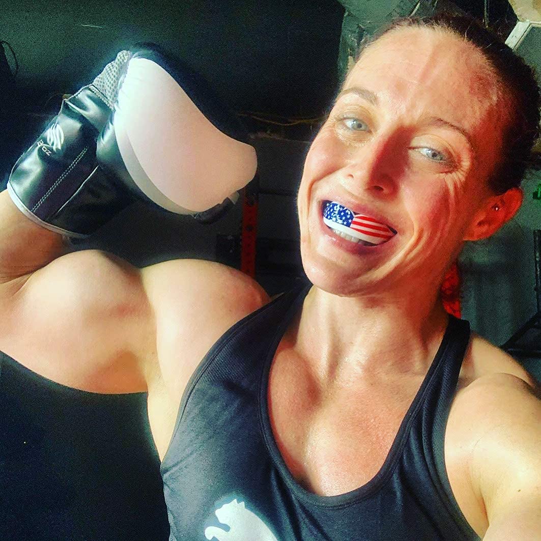 Oral Mart USA Flag paradenti per adulti - sport bandiera americana gioventù boccaglio per bandiera calcio, (età 12 & Up) Americano