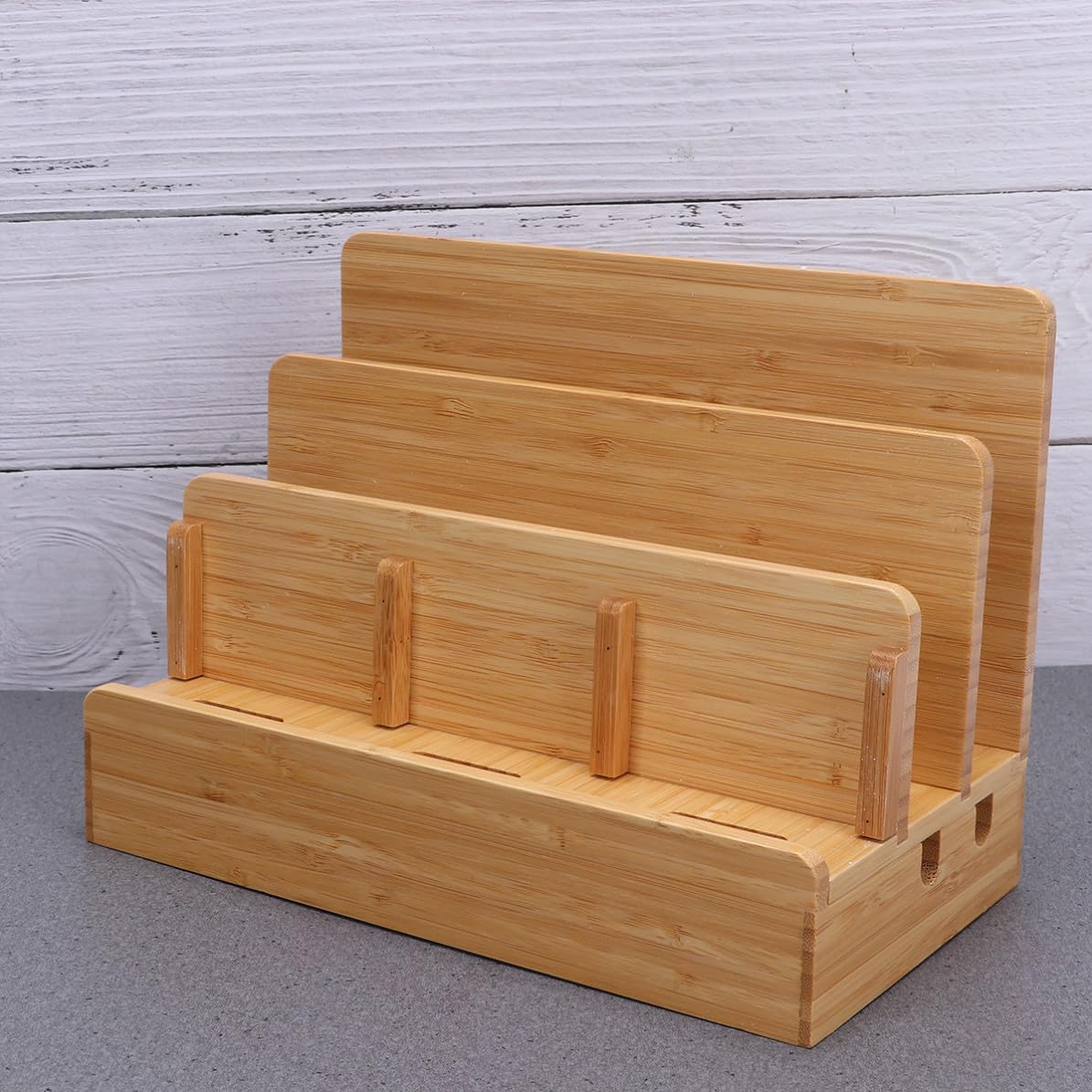 Supporto per Telefono Cellulare in Legno Foro per Ricarica, Organizer Multifunzione per Smartphone e Tablet, Design Compatto per Famiglia Dispositivi Digitali