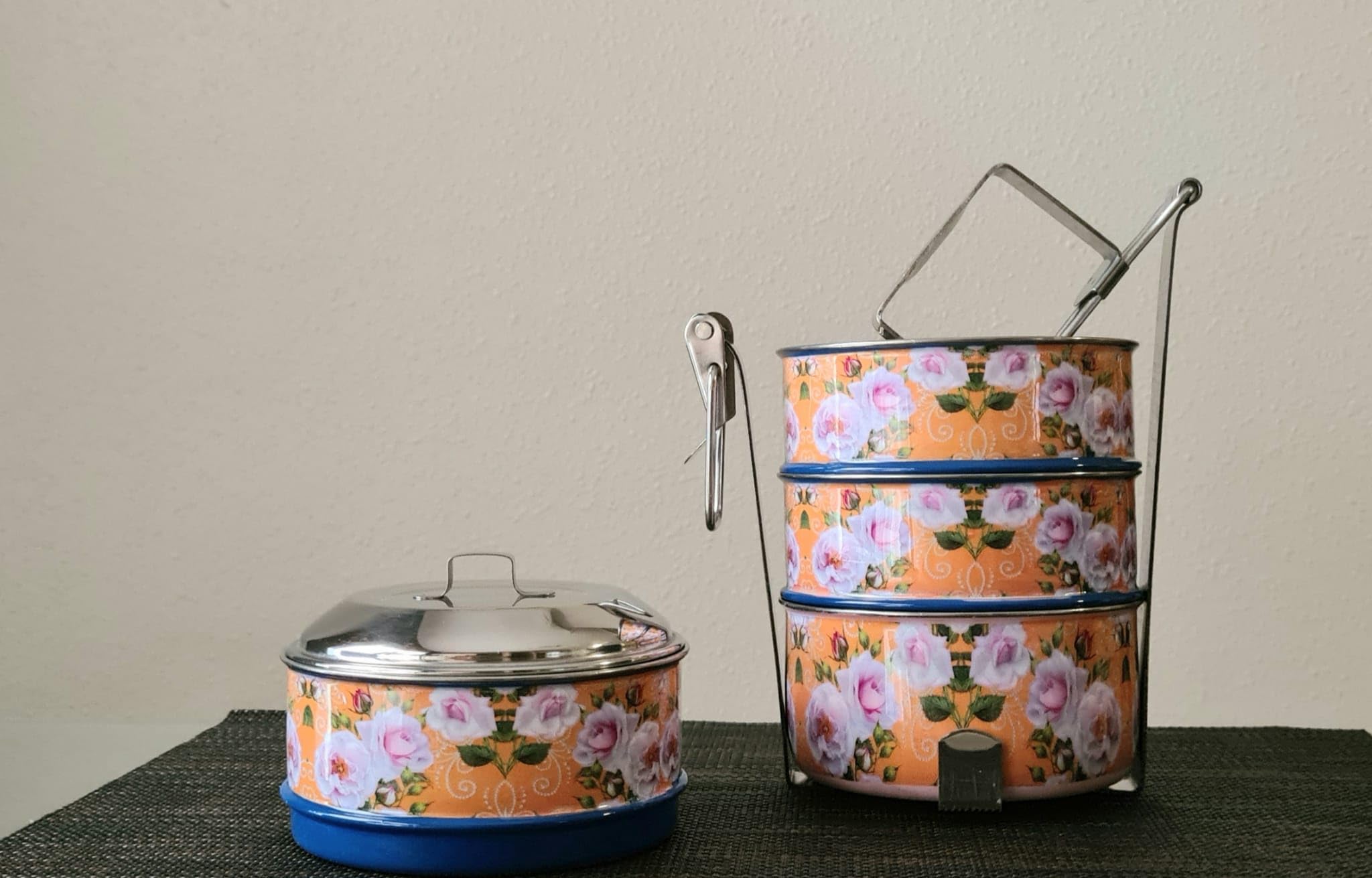 Tiffin cilíndrico de 4 niveles con estampado floral 100% acero inoxidable con bolsa térmica | Tiffin.es