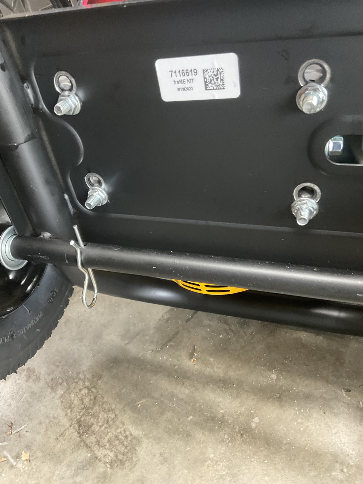 DeWalt 208cc engine, OEM axial cam pump, and 25-ft hose feature graphic with icons