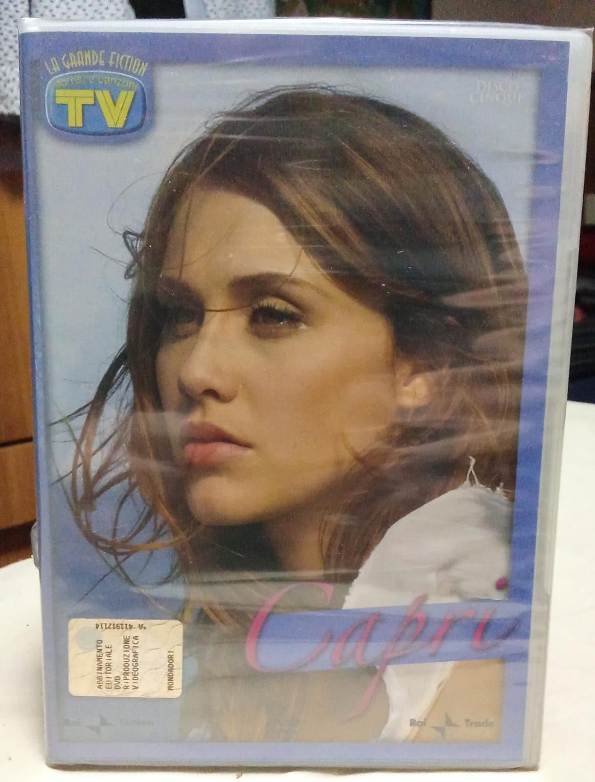 Capri 5 | Serie TV Italiana, Produzione RAI, Formato PAL, Stereo 2.0, 200 min circa