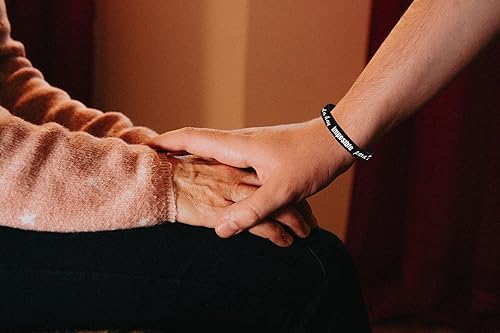 Joven Lanza Pulsera Digital Que Comparte Un Versículo Bíblico Para Cada Ocasión