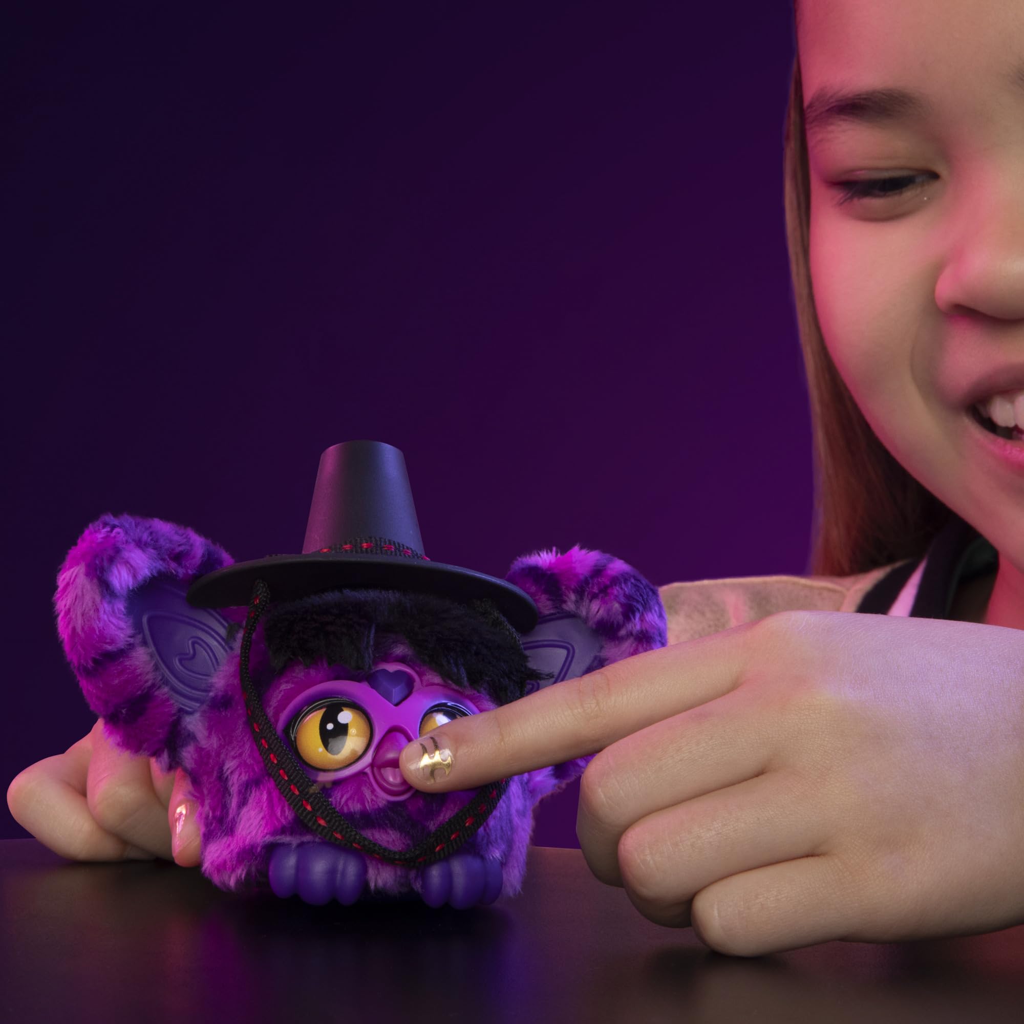 Furby Furblets Demon Saja Boy z filmu K-popowe łowczynie demonów, miniaturowa pluszowa elektroniczna zabawka kolekcjonerska w skali 7,6 cm
