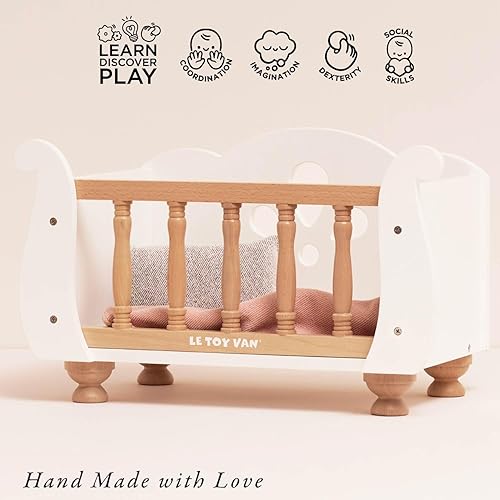 Miniatura 3 de Le Toy Van - Juguete educativo de madera, juego de rol, hermosa cuna y cuna de muñeca de trineo  Juego de cochecito de juguete para niñas de 3 años