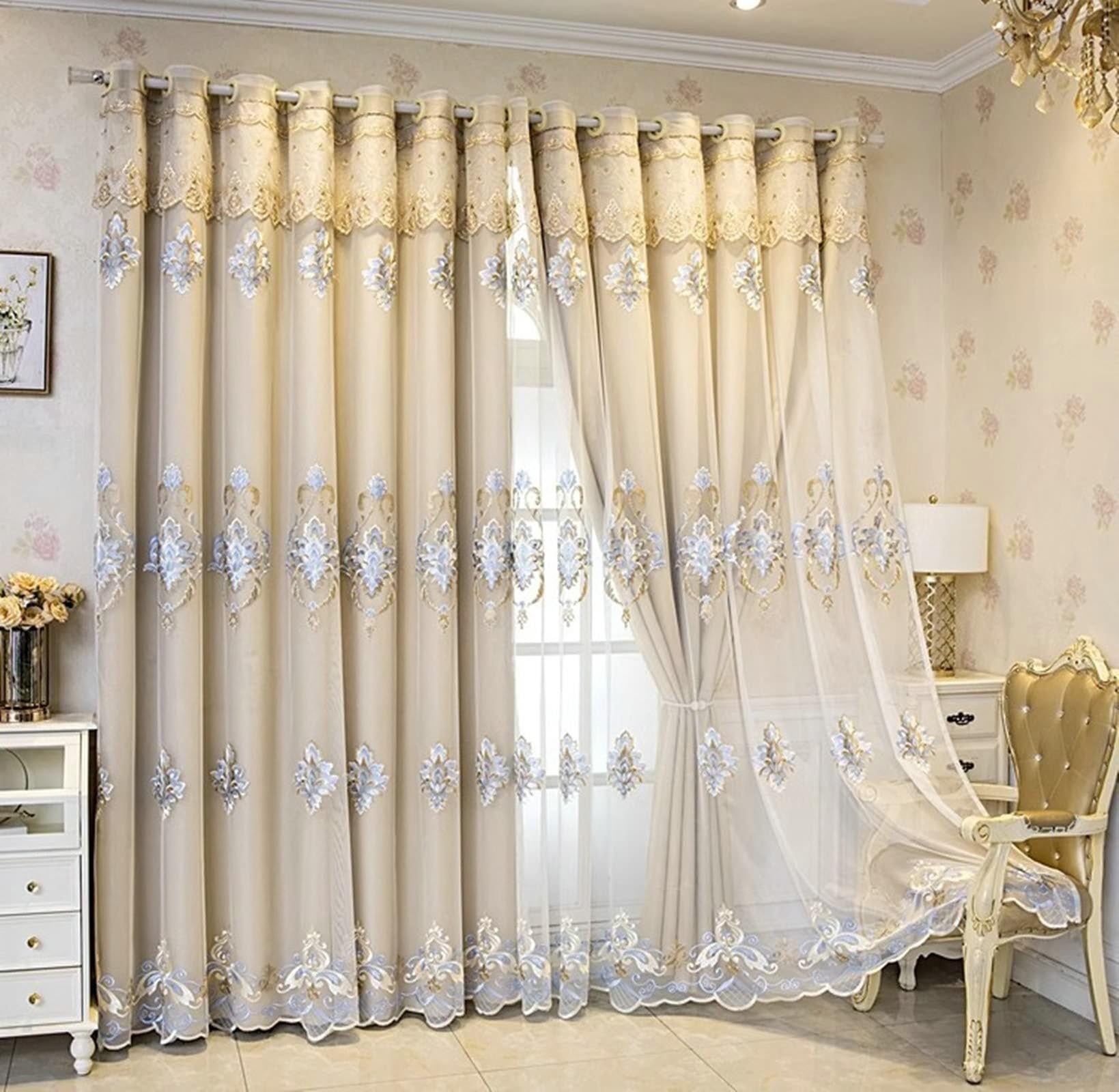 Rideau occultant brodé beige pour retrouver un sommeil réparateur