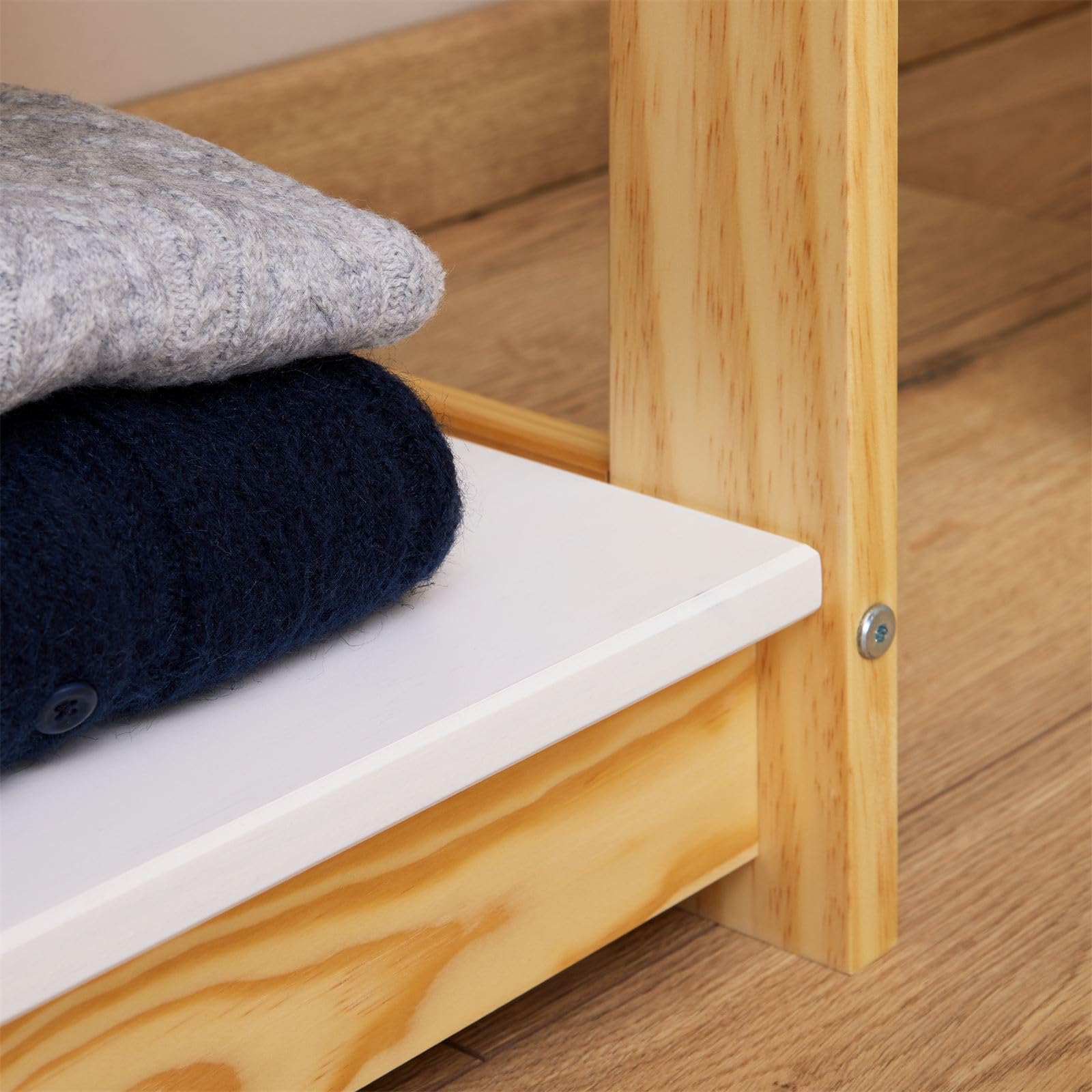 IDIMEX Étagère à vêtement Enfant Sally en Pin Massif, Dressing Enfant avec Tringle à Vêtements, Tablette Inférieure Blanche, Penderie Enfant Montessori