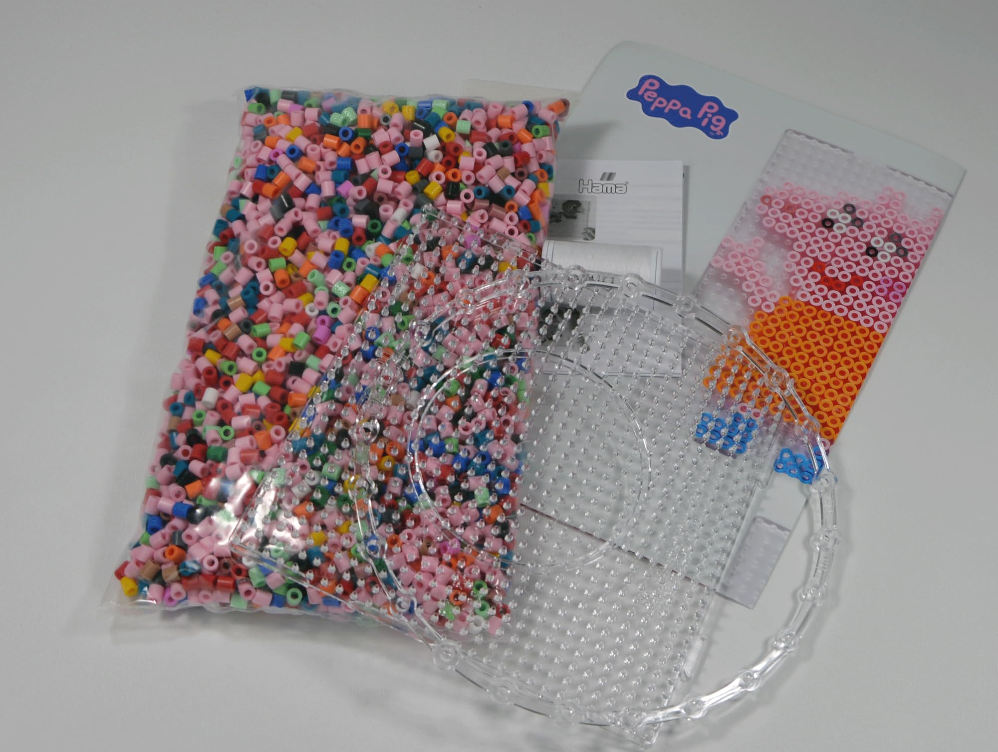 Hama Beads 7917 Peppa Wutz & Sister, Paquete Grande de Regalo con 4.000 Cuentas Midi, 2 tableros de Clavijas, Plantilla con Motivos, Papel de Planchar, Instrucciones y Anillo móvil
